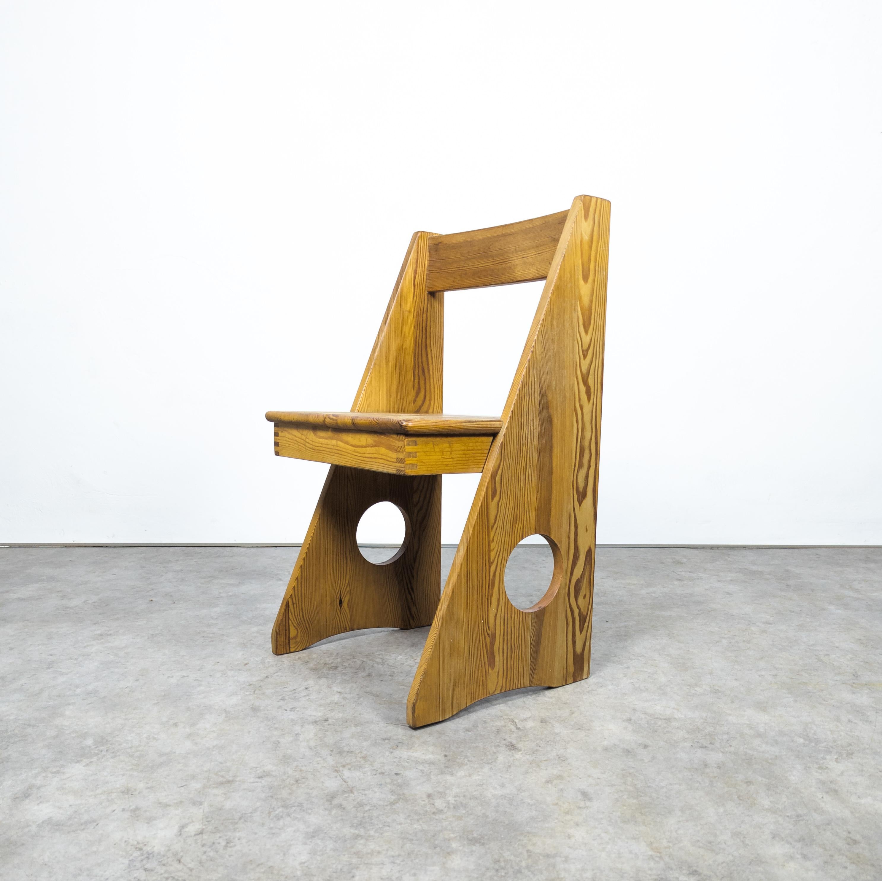 Rare chaise architecturale conçue par Gilbert Marklund pour Furusnickarn AB, Suède, dans les années 1970. Fabriquée en bois de pin robuste, cette pièce a été fabriquée par Furusnickarn AB en Suède dans les années 1970. Il reste en bon état