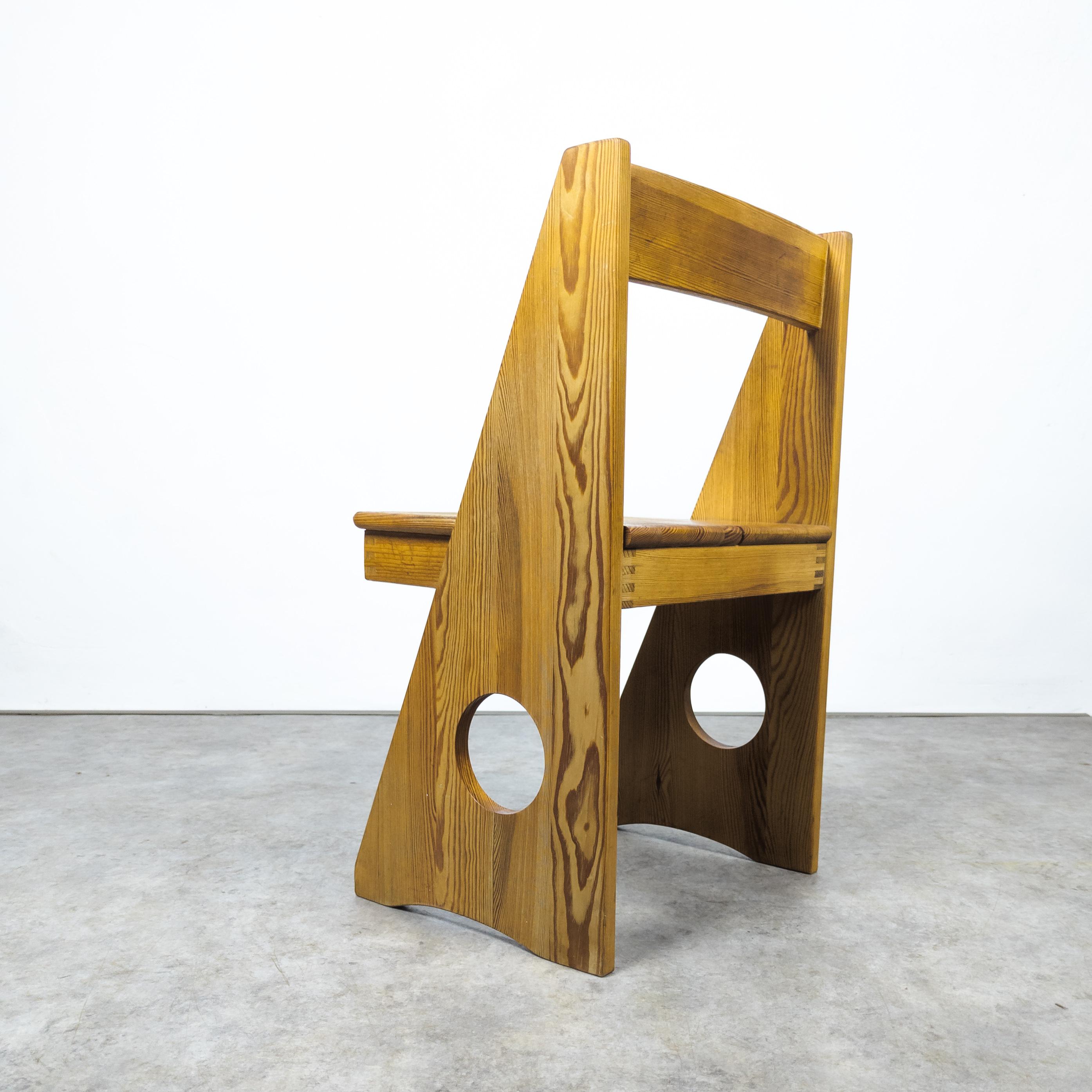 Solid pine sculptural chair by Gilbert Marklund for Furusnickarn In Good Condition For Sale In PRAHA 5, CZ