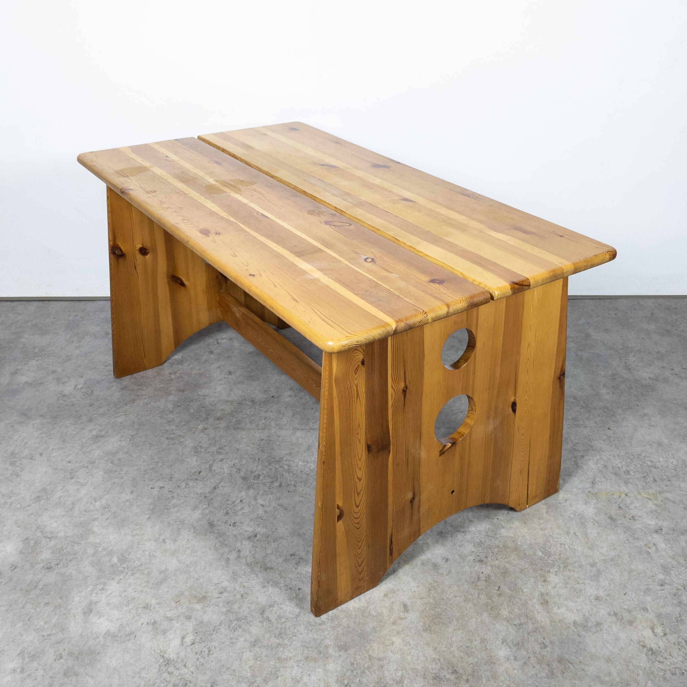 Solid pine sculptural dining table by Gilbert Marklund for Furusnickarn AB  In Good Condition In PRAHA 5, CZ