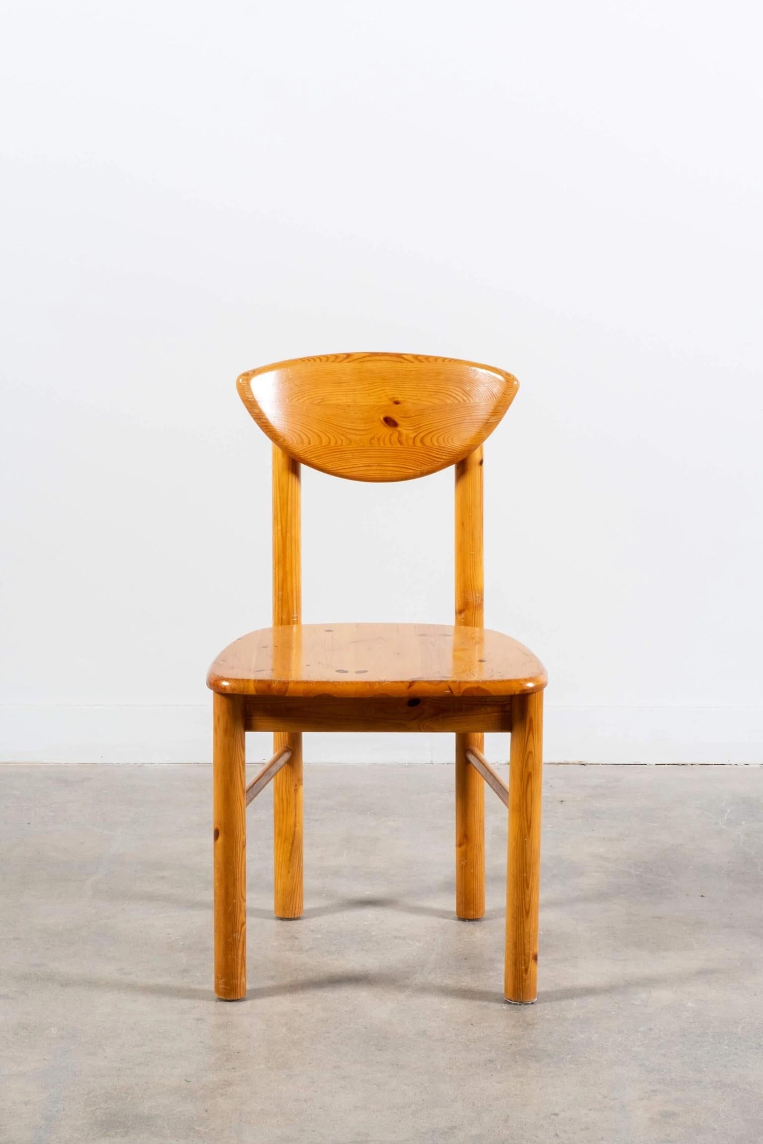 En tête de liste des designers, présentées dans un récent numéro d'Architectural Digest, les chaises en bois de pin danois offrent cette merveilleuse combinaison de sculptural et d'organique.
Solides dans leur construction, simples dans leur forme