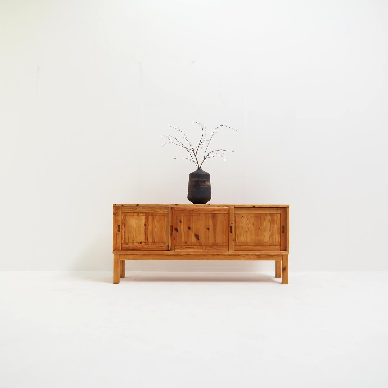 Charming pine sideboard with a simple, strong and sturdy look. It is somewhat in the style of female designer Charlotte Perriand and dates from around the 1970s. It is most likely of Scandinavian or German origin.