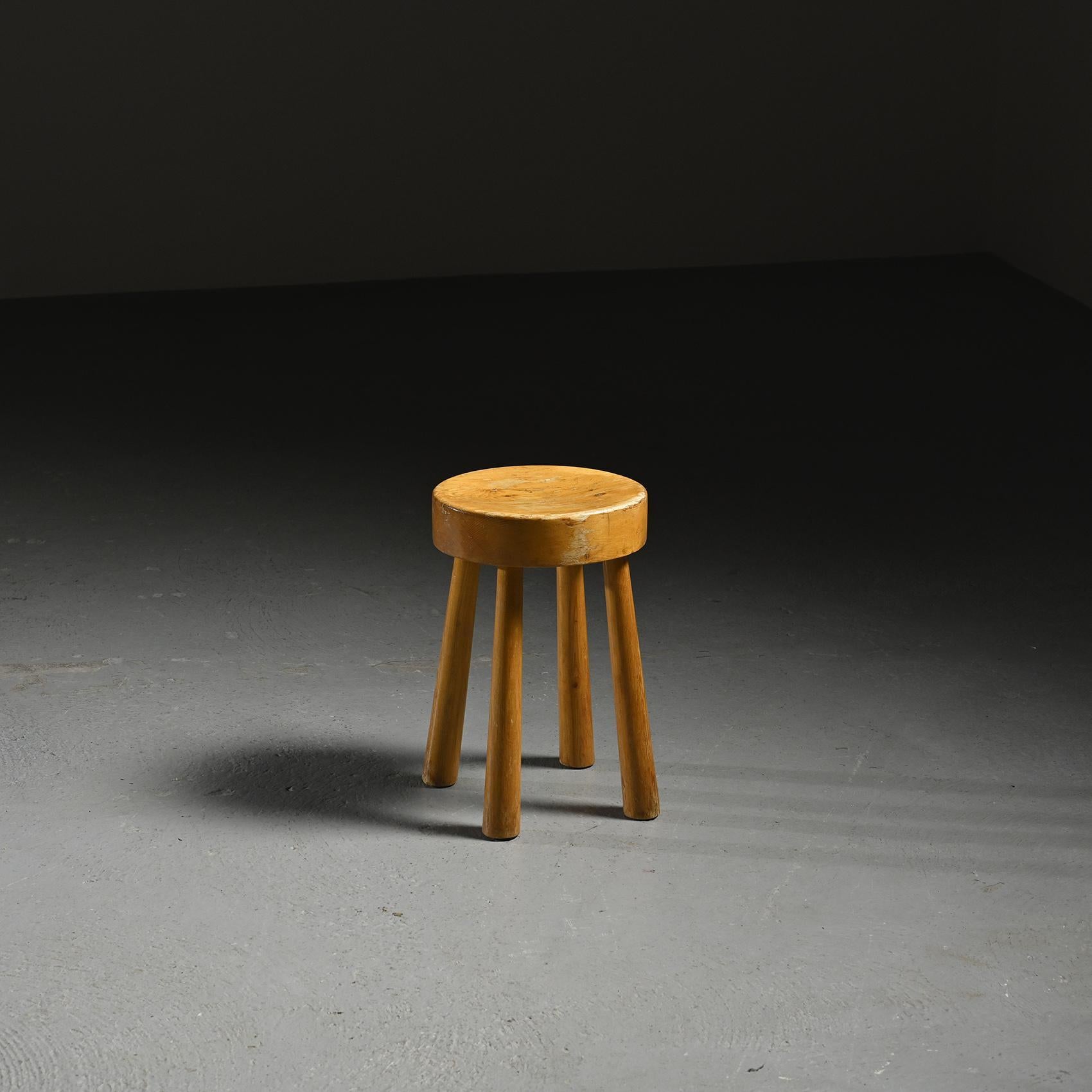 
Tabouret à quatre pieds en pin massif, France, années 1970.

L'assise circulaire épaisse repose sur des pieds cylindriques légèrement évasés, ce qui confère à la pièce une grande stabilité. La patine chaude aux tons de miel met en valeur le grain