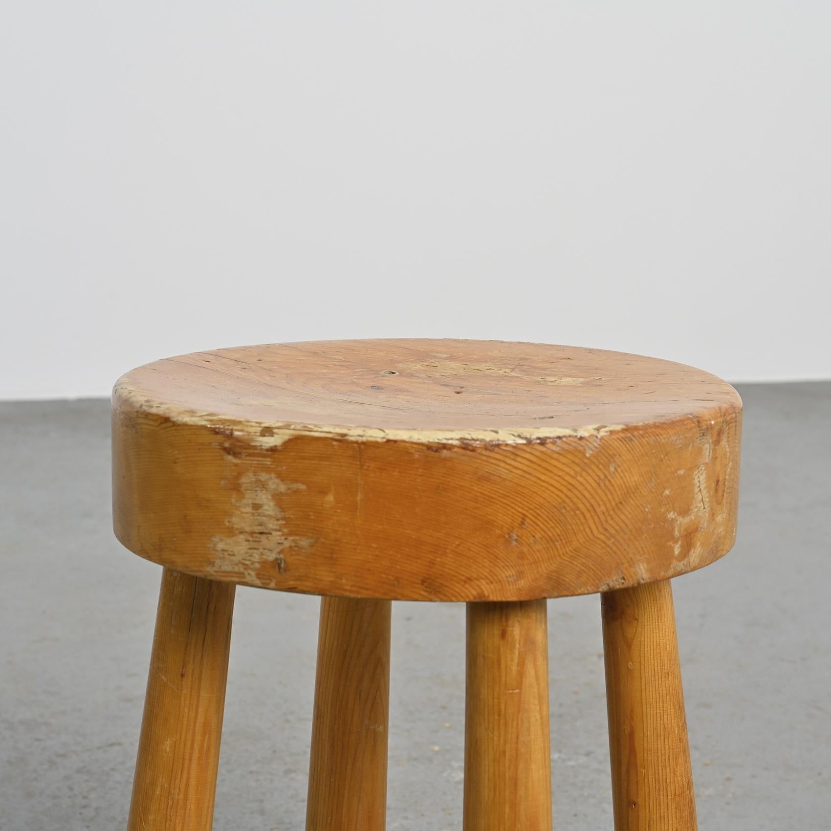 Tabouret en pin massif, Charlotte Perriand, 1970 État moyen - En vente à VILLEURBANNE, FR