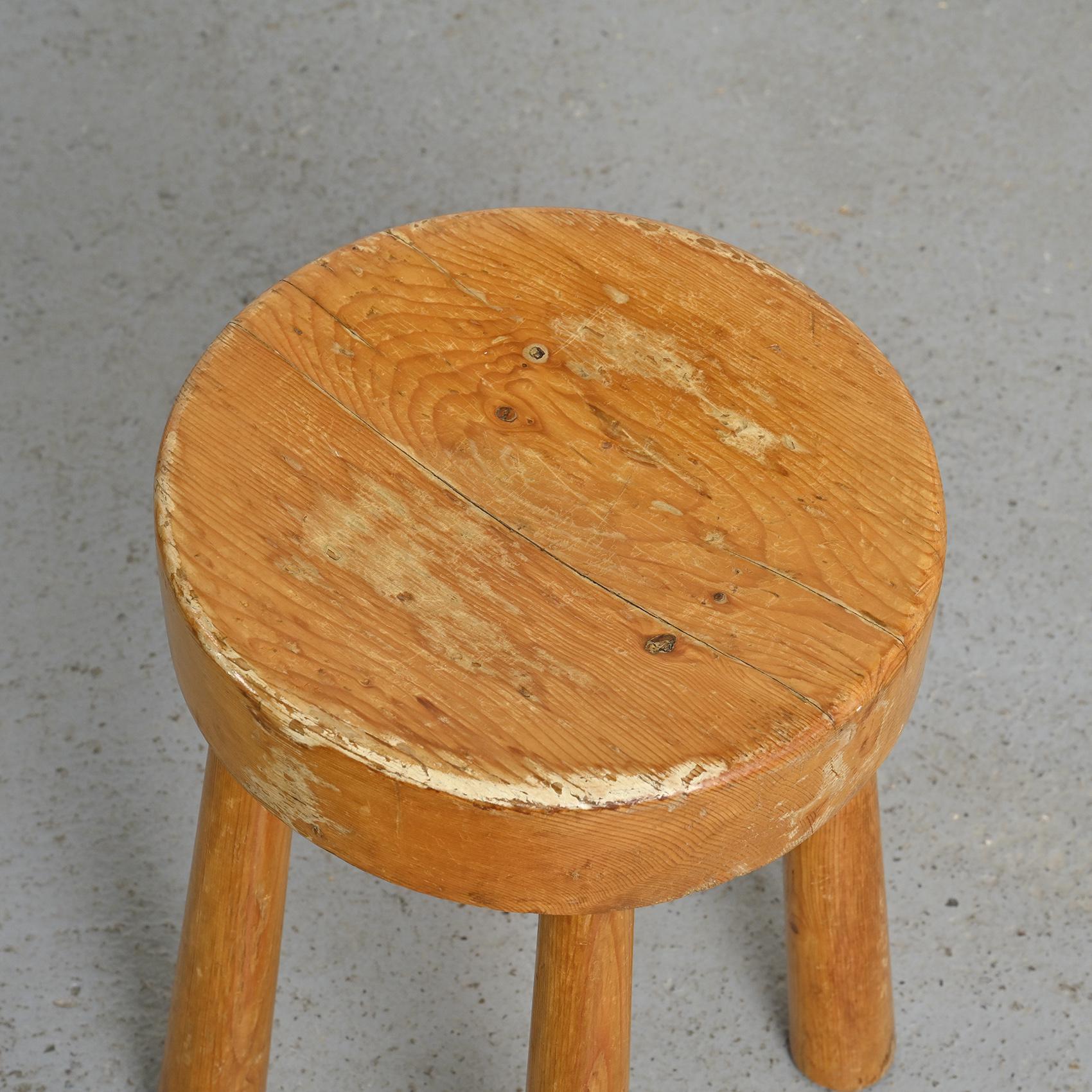 20ième siècle Tabouret en pin massif, Charlotte Perriand, 1970 en vente