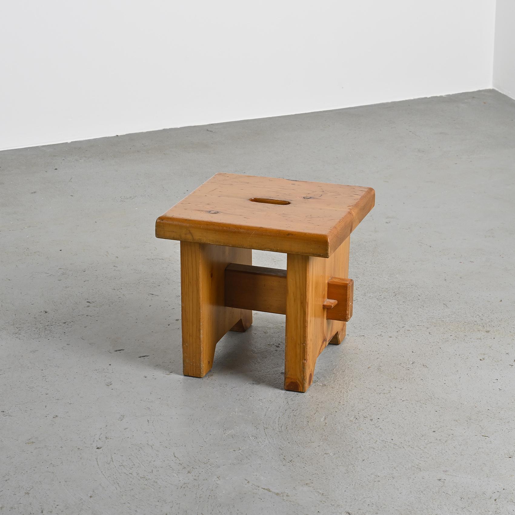 Hocker aus massivem Kiefernholz, Frankreich, Französische Alpen um 1960 im Angebot 5