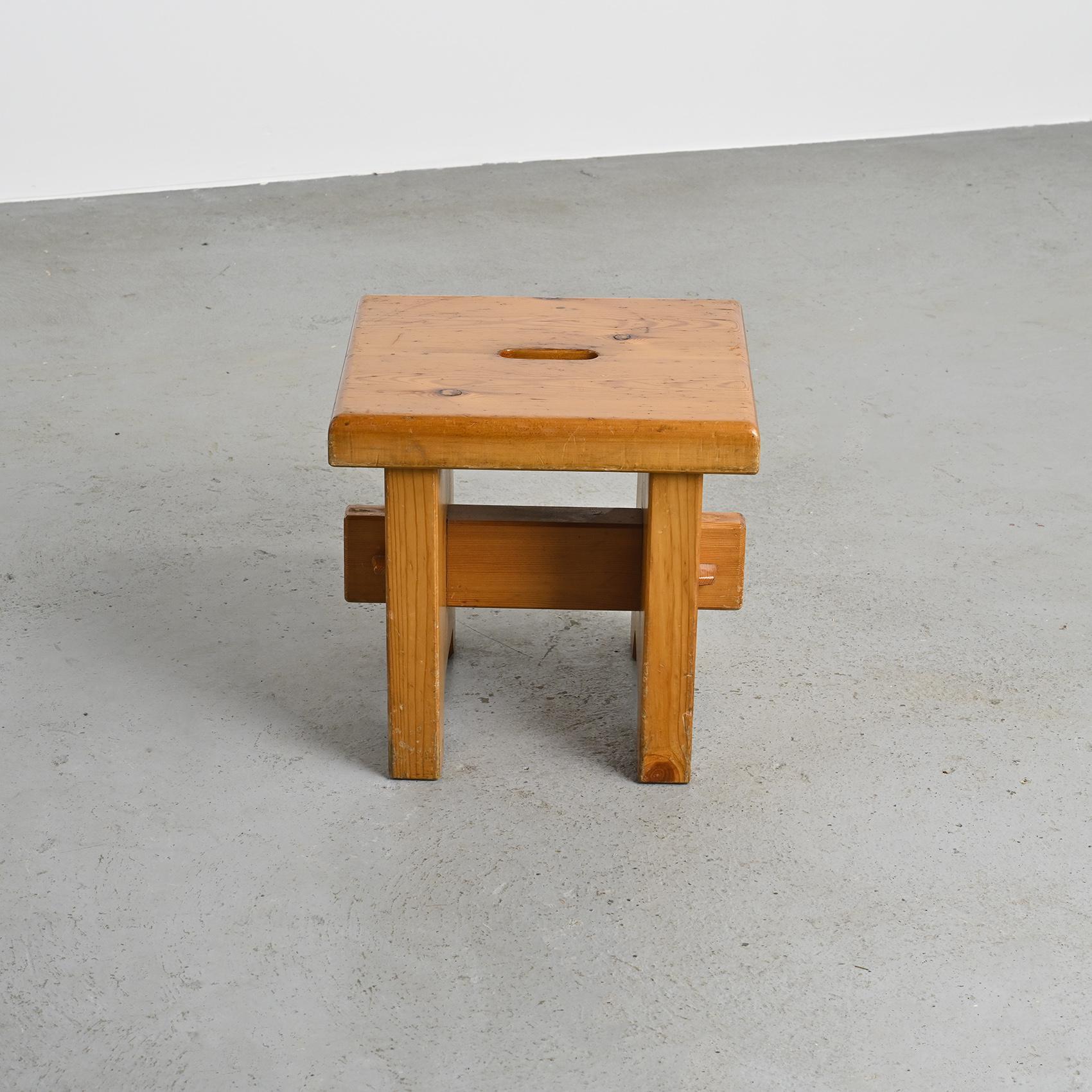 Hocker aus massivem Kiefernholz, Frankreich, Französische Alpen um 1960 (Moderne der Mitte des Jahrhunderts) im Angebot