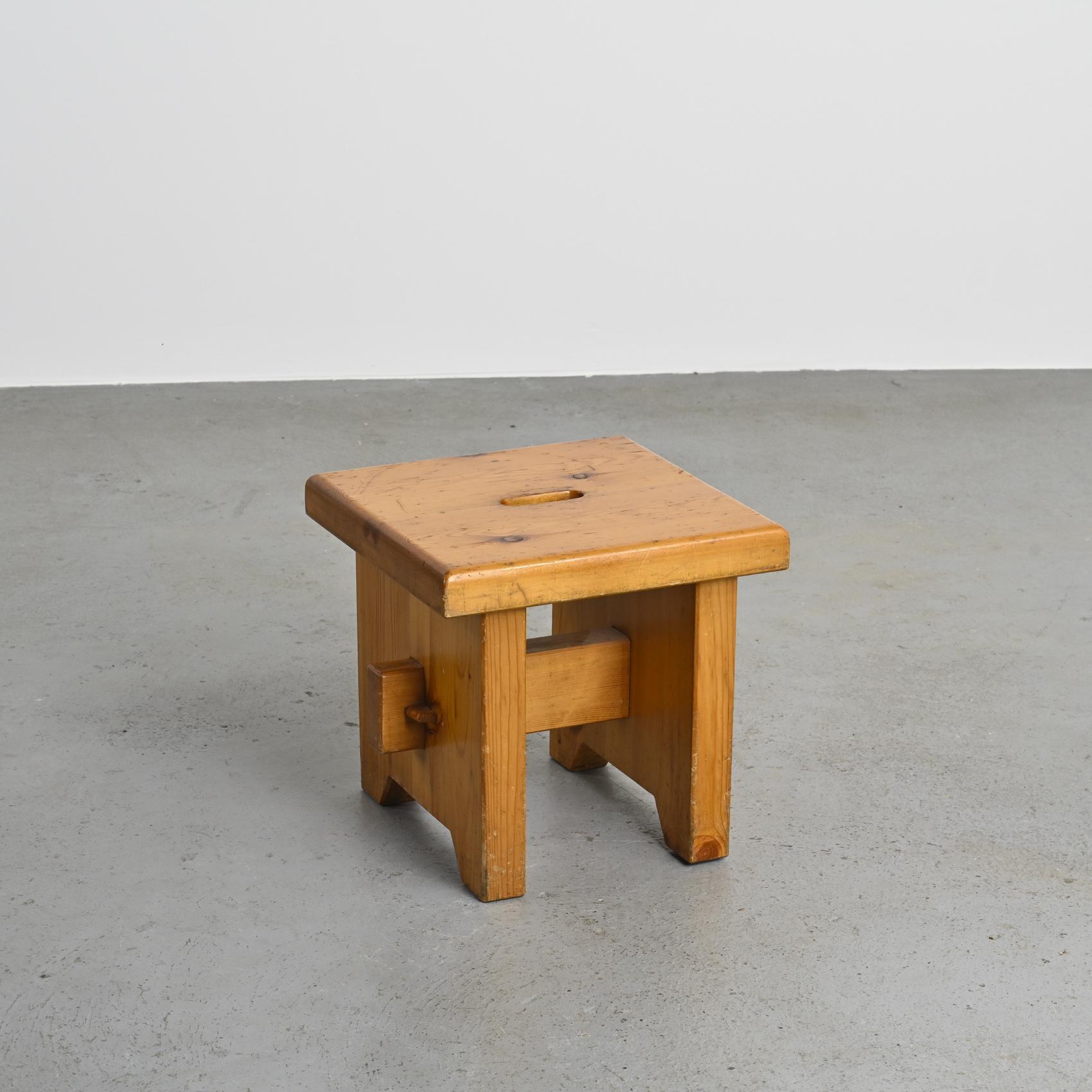 Hocker aus massivem Kiefernholz, Frankreich, Französische Alpen um 1960 im Zustand „Gut“ im Angebot in VILLEURBANNE, FR