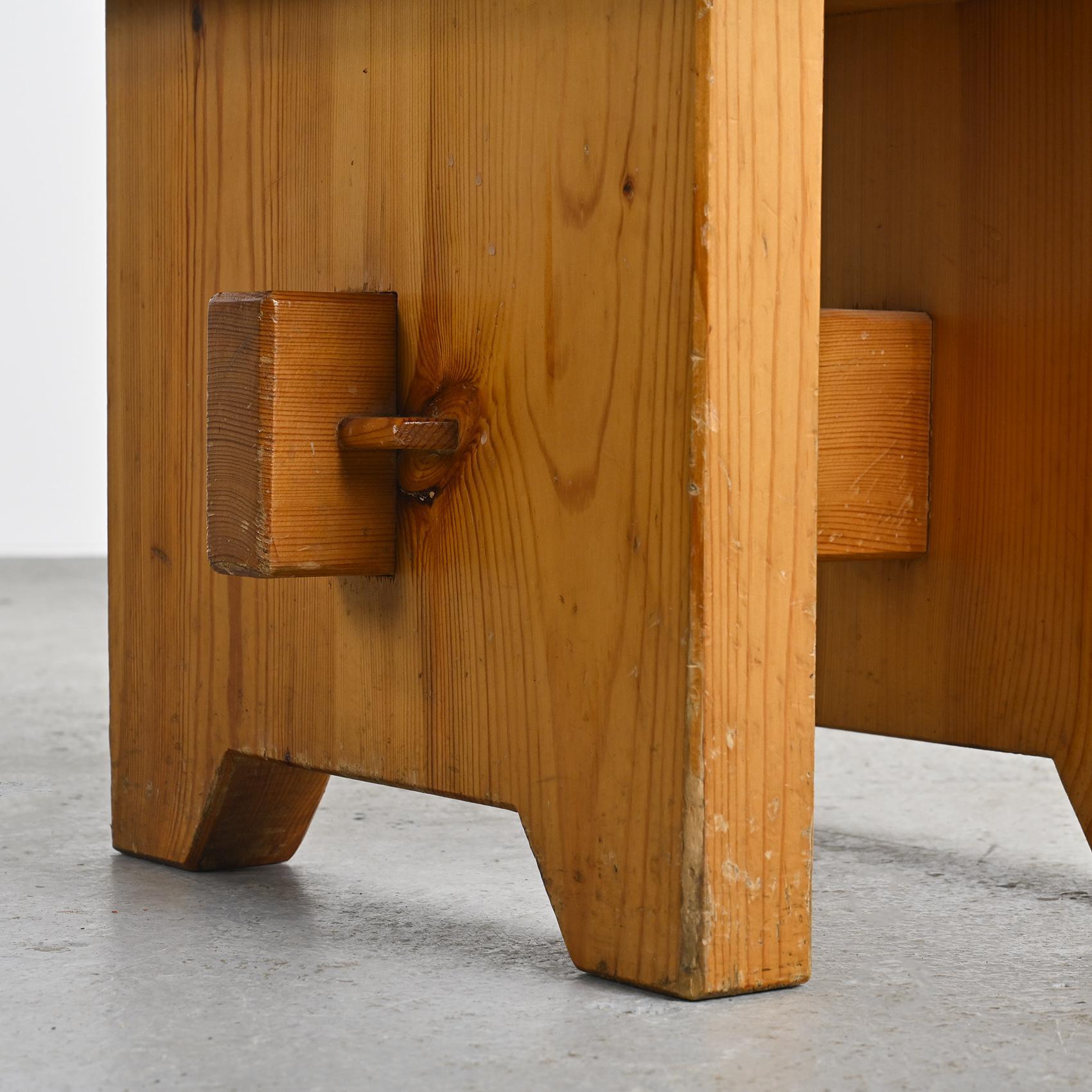 Hocker aus massivem Kiefernholz, Frankreich, Französische Alpen um 1960 (20. Jahrhundert) im Angebot