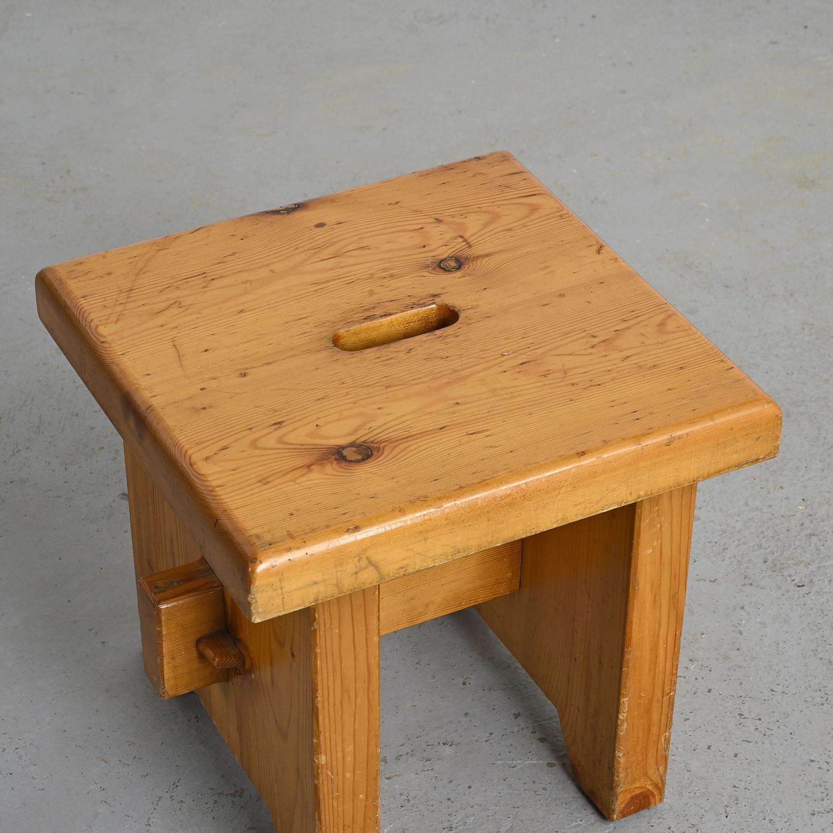 Hocker aus massivem Kiefernholz, Frankreich, Französische Alpen um 1960 im Angebot 2