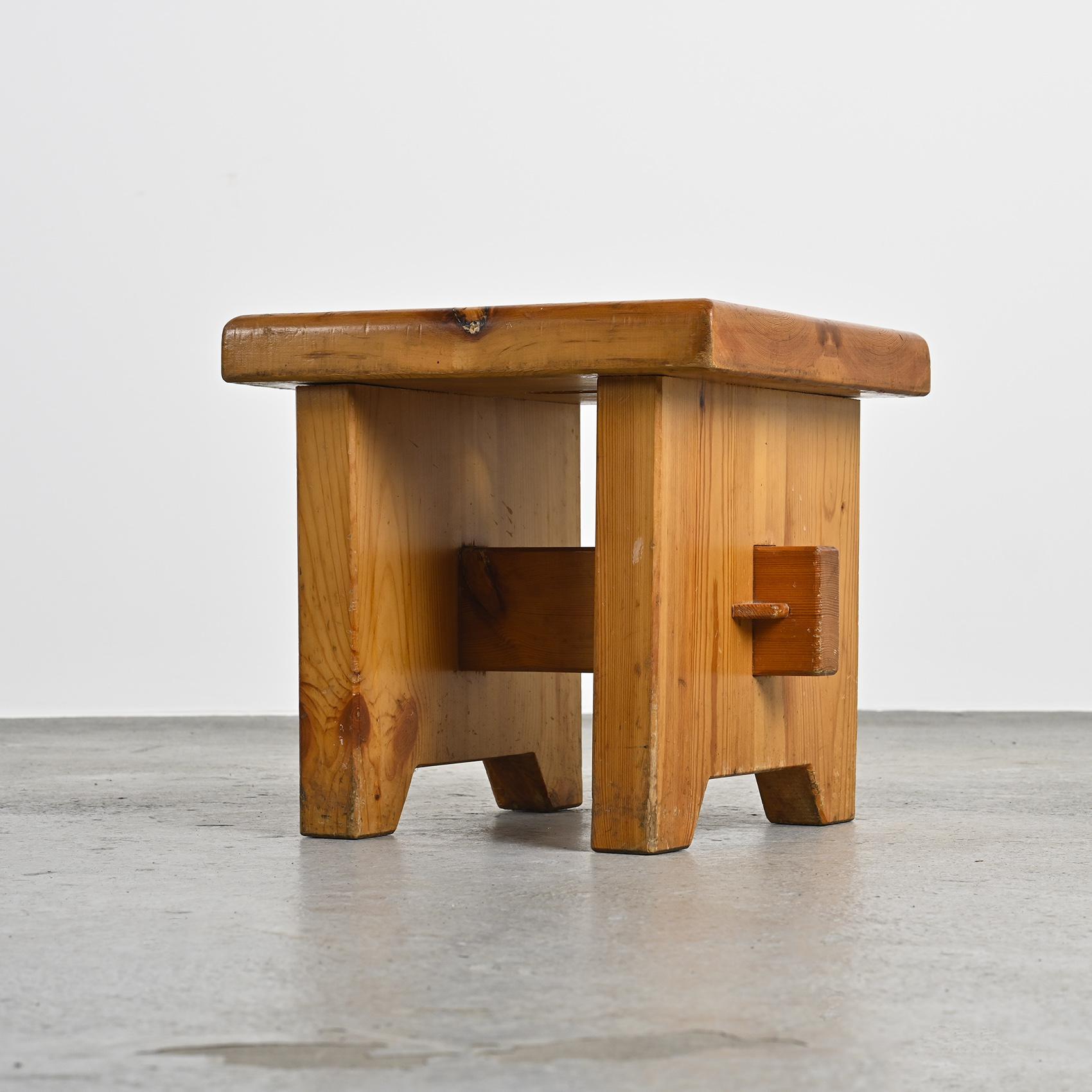 Hocker aus massivem Kiefernholz, Frankreich, Französische Alpen um 1960 im Angebot 3