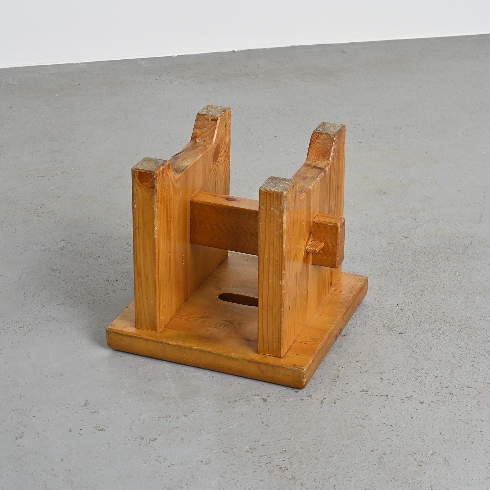 Hocker aus massivem Kiefernholz, Frankreich, Französische Alpen um 1960 im Angebot 4
