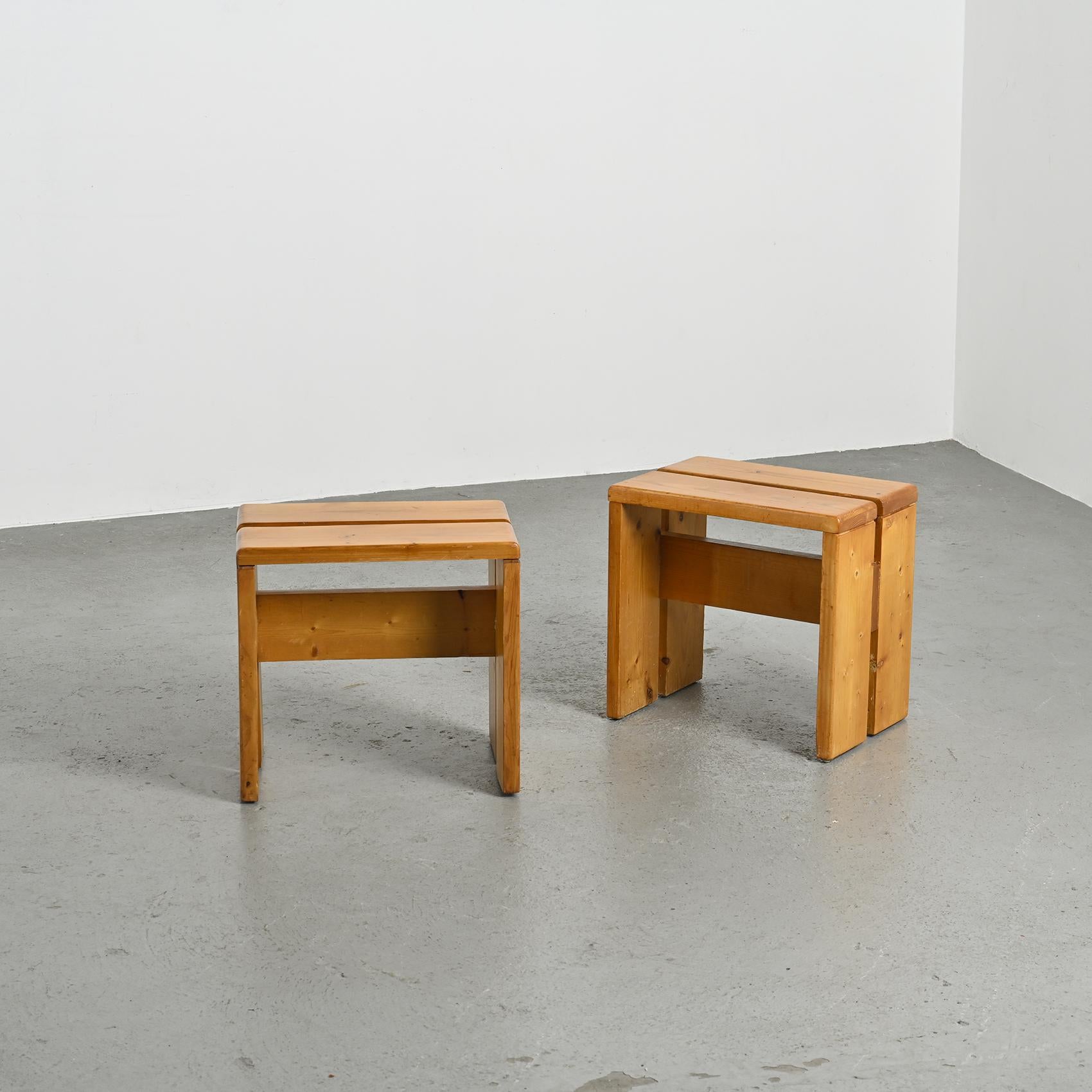 Hocker aus massivem Kiefernholz aus Les Arcs, Frankreich, um 1975 im Angebot 5