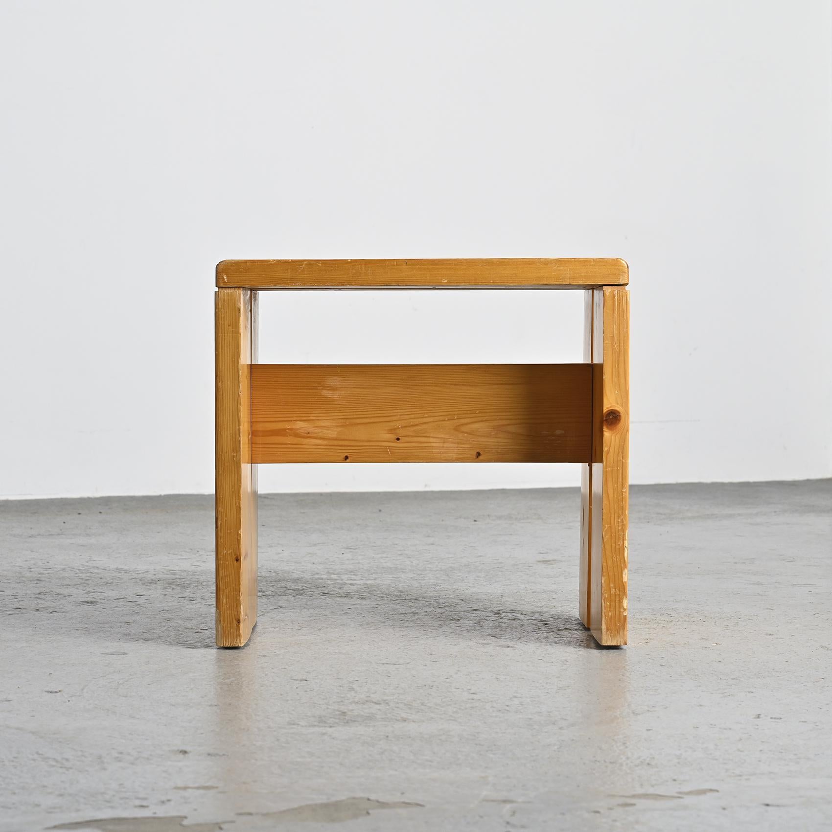 Hocker aus massivem Kiefernholz aus Les Arcs, Frankreich, um 1975 (Moderne der Mitte des Jahrhunderts) im Angebot