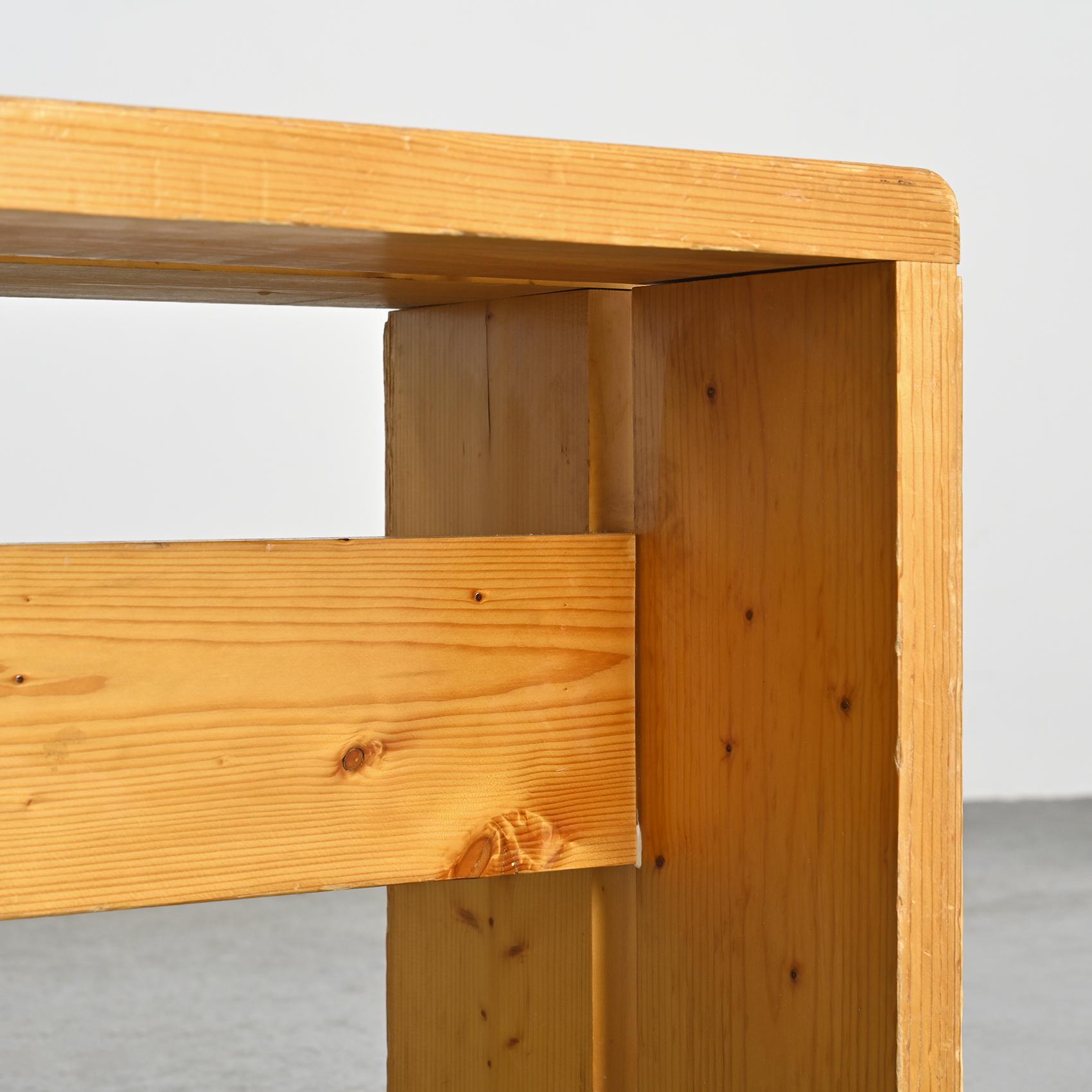 Hocker aus massivem Kiefernholz aus Les Arcs, Frankreich, um 1975 (Moderne der Mitte des Jahrhunderts) im Angebot
