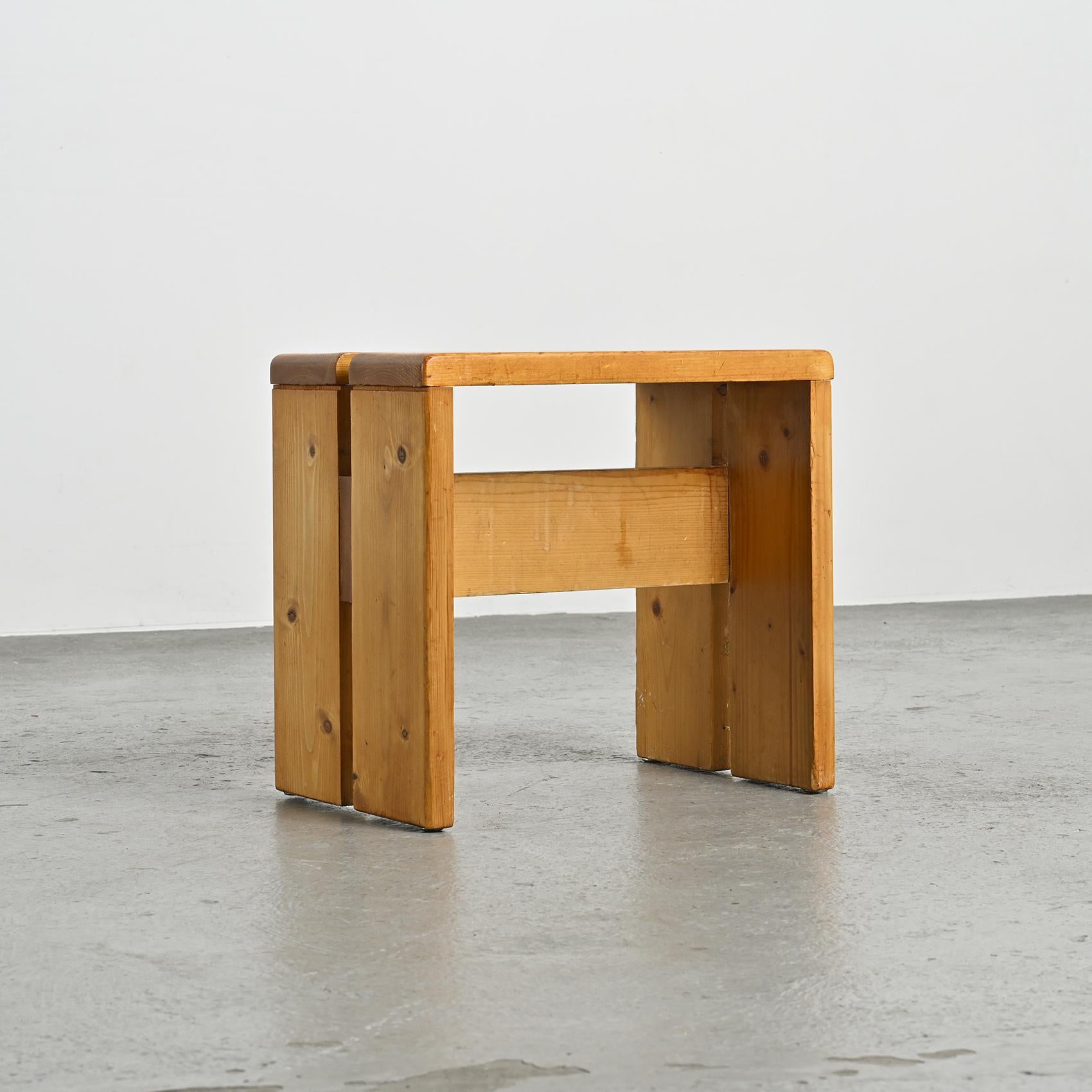 Hocker aus massivem Kiefernholz aus Les Arcs, Frankreich, um 1975 (Moderne der Mitte des Jahrhunderts) im Angebot