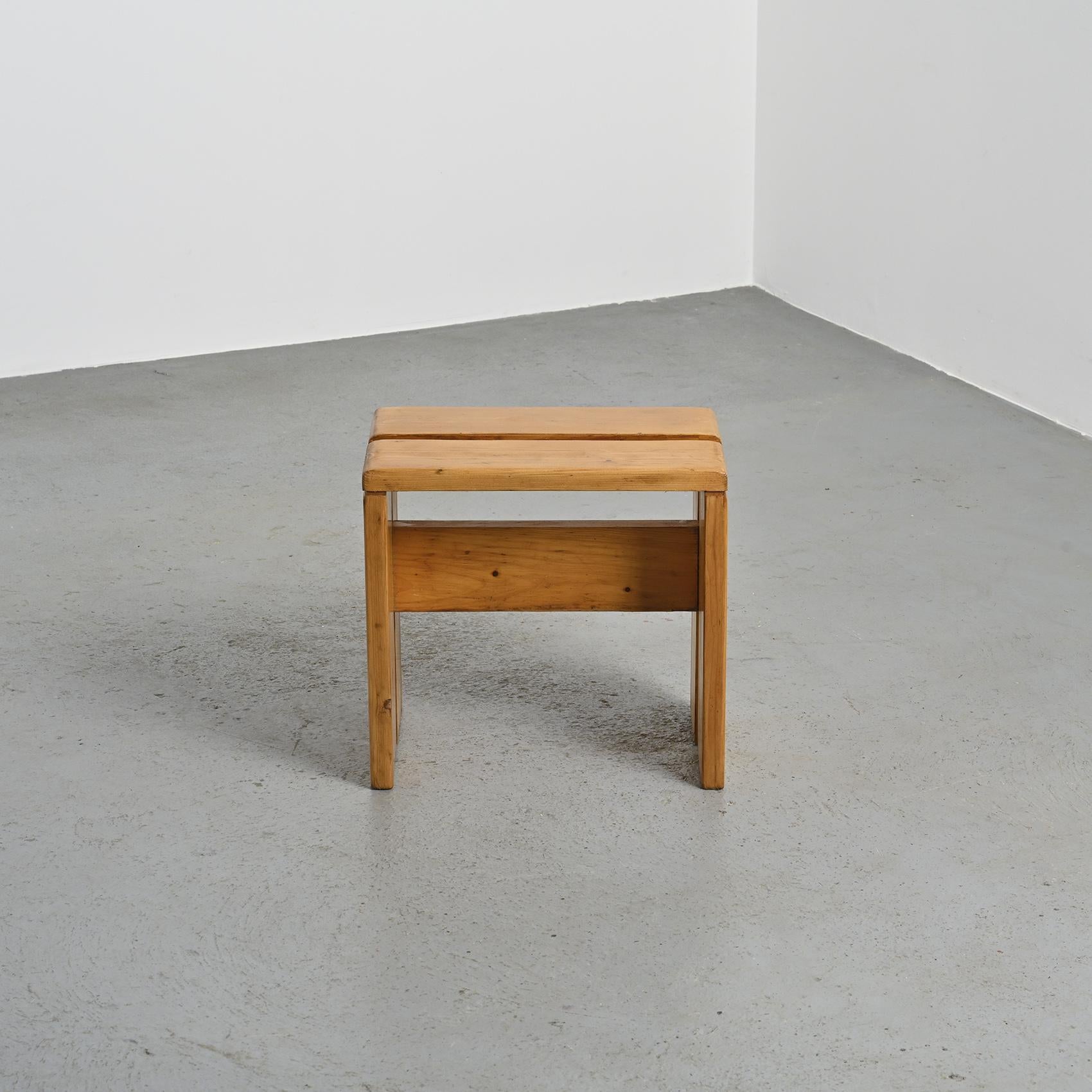 Hocker aus massivem Kiefernholz aus Les Arcs, Frankreich, um 1975 (Moderne der Mitte des Jahrhunderts) im Angebot