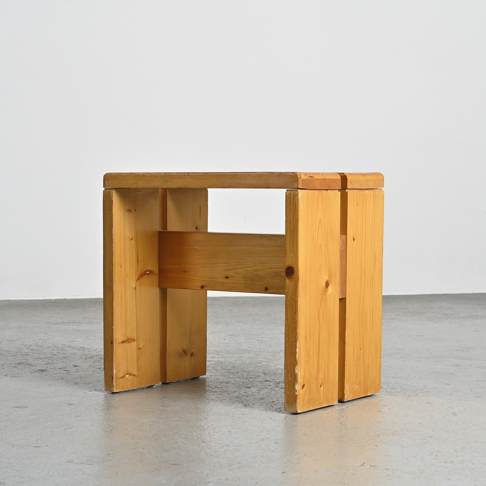 Hocker aus massivem Kiefernholz aus Les Arcs, Frankreich, um 1975 (Französisch) im Angebot