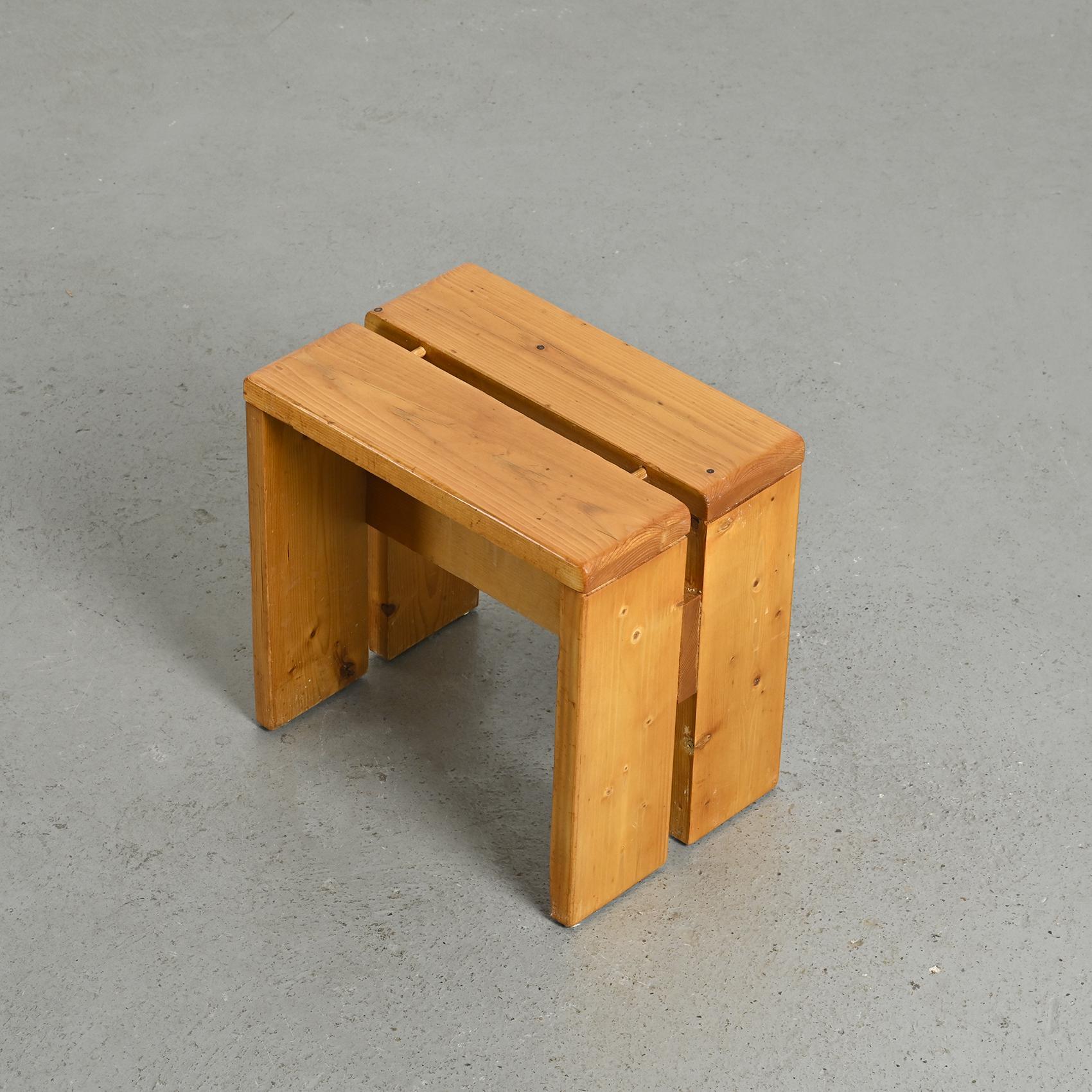 Hocker aus massivem Kiefernholz aus Les Arcs, Frankreich, um 1975 (Französisch) im Angebot