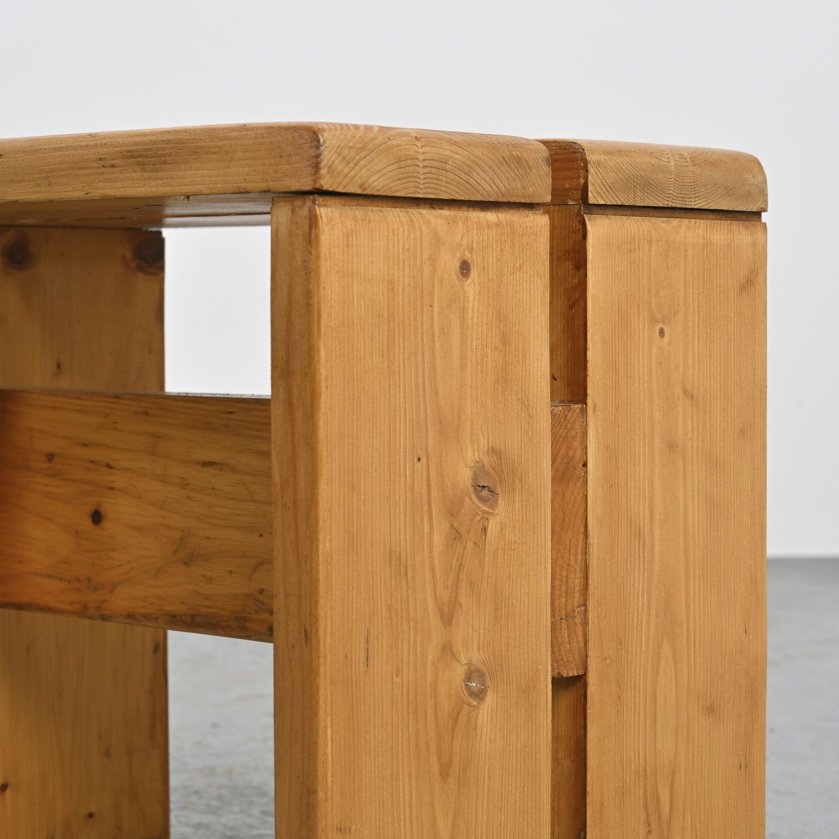 Hocker aus massivem Kiefernholz aus Les Arcs, Frankreich, um 1975 (Französisch) im Angebot