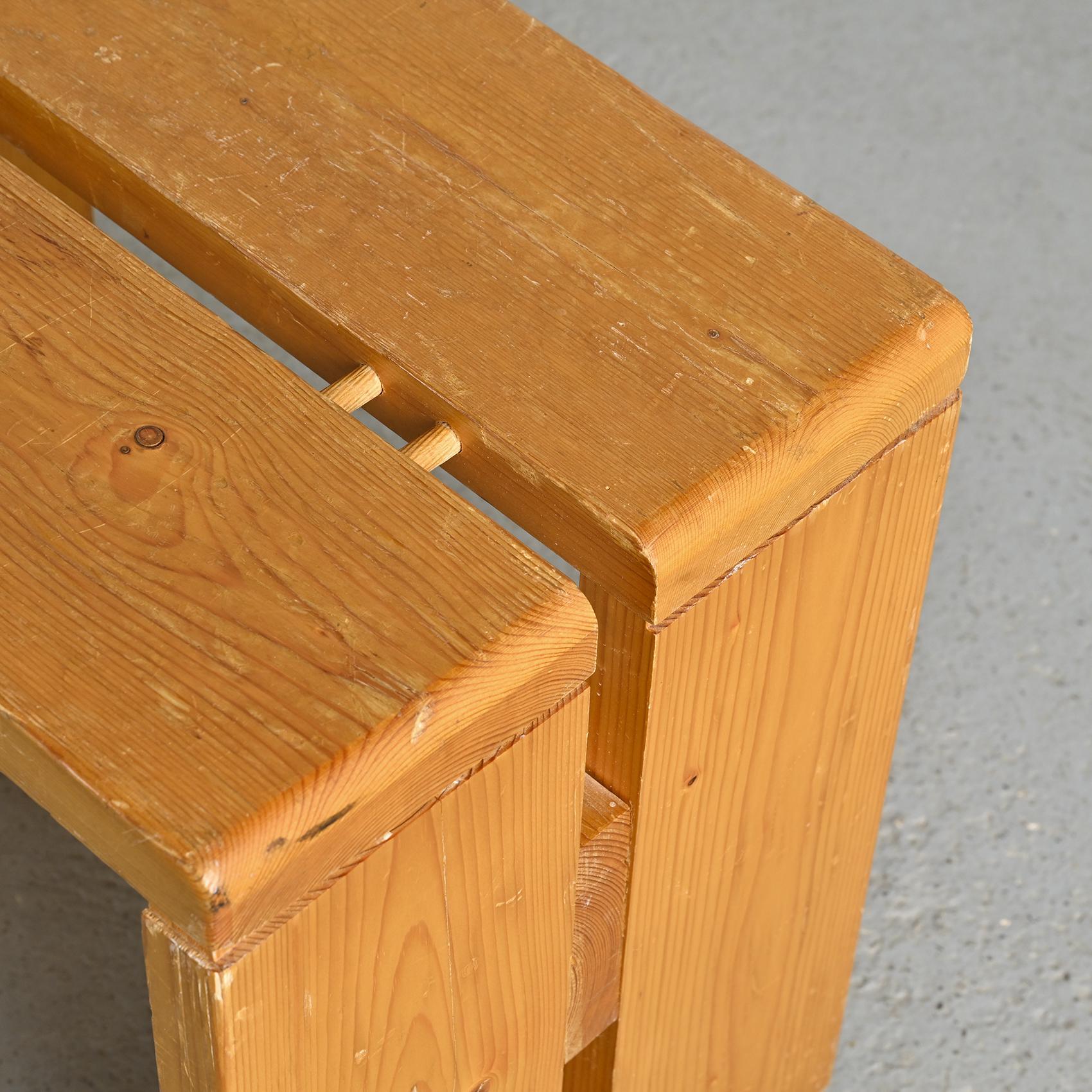 Hocker aus massivem Kiefernholz aus Les Arcs, Frankreich, um 1975 im Zustand „Relativ gut“ im Angebot in VILLEURBANNE, FR