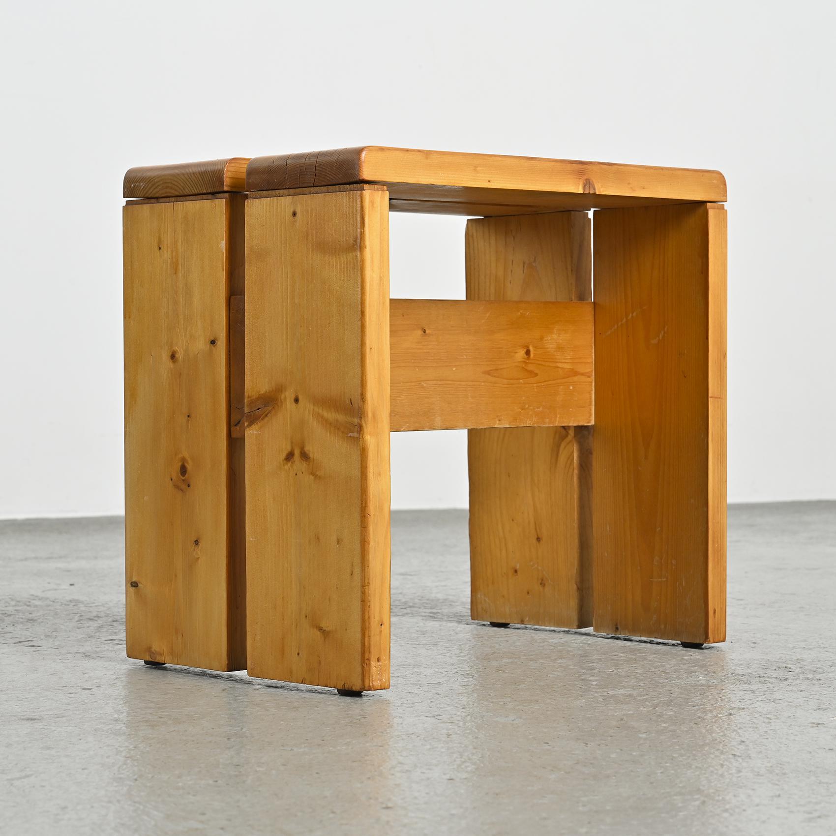 Solid Pine Stool from Les Arcs, France vers 1975 In Fair Condition For Sale In VILLEURBANNE, FR