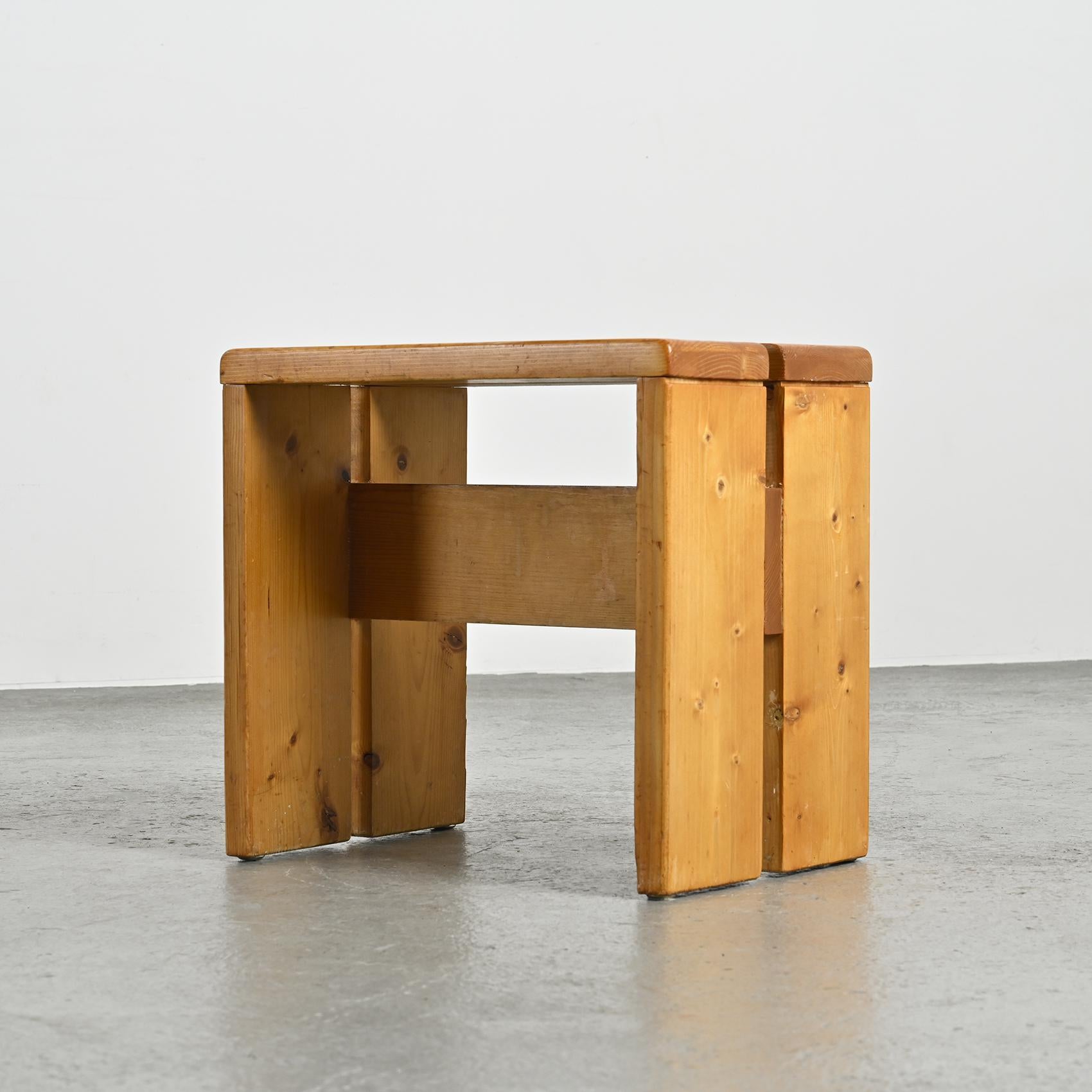 Hocker aus massivem Kiefernholz aus Les Arcs, Frankreich, um 1975 im Zustand „Relativ gut“ im Angebot in VILLEURBANNE, FR