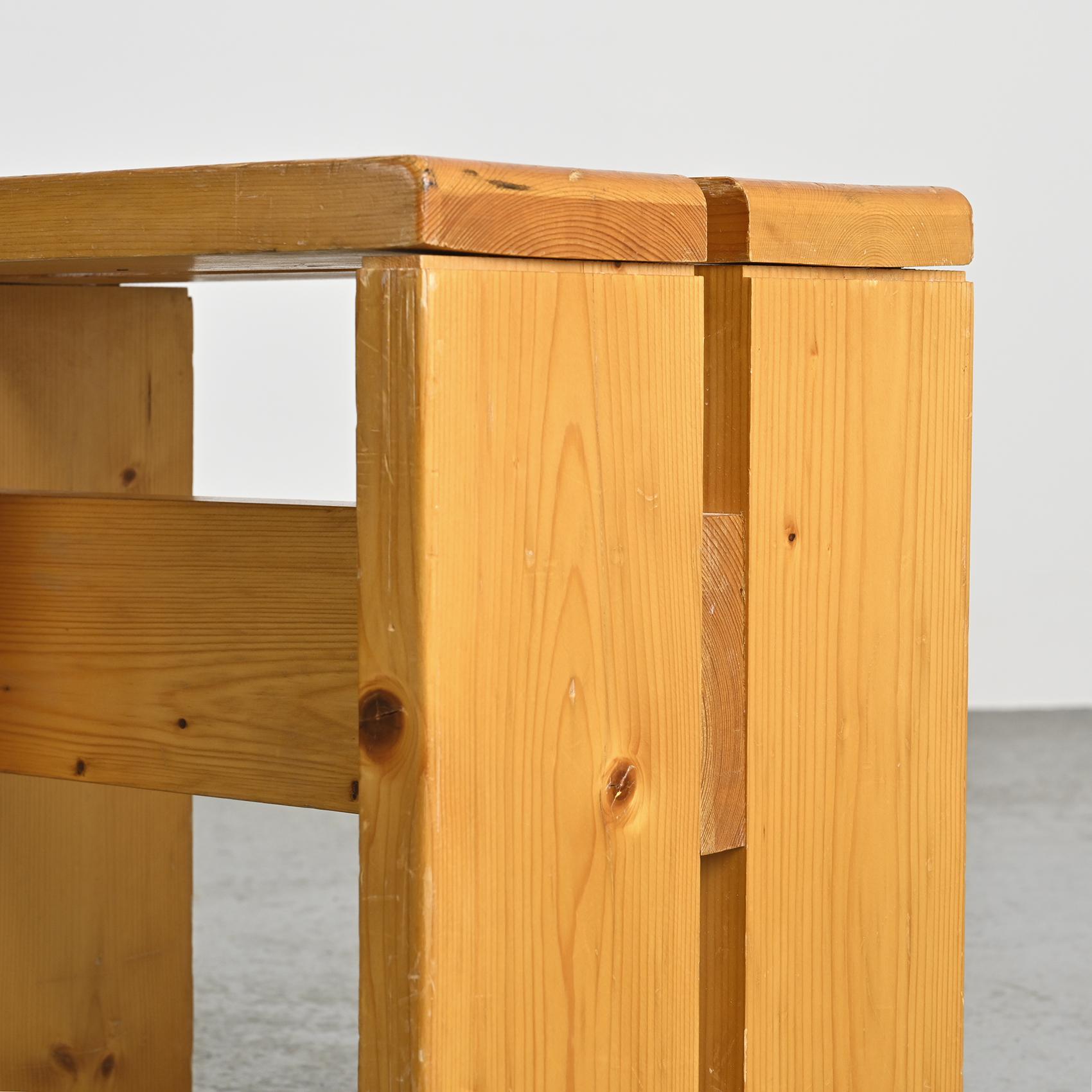 Hocker aus massivem Kiefernholz aus Les Arcs, Frankreich, um 1975 (20. Jahrhundert) im Angebot