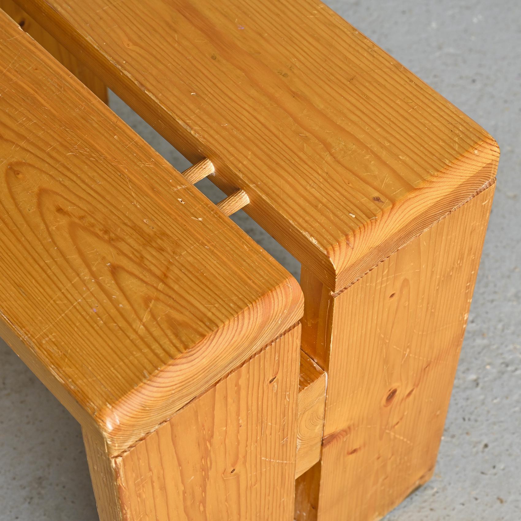 Hocker aus massivem Kiefernholz aus Les Arcs, Frankreich, um 1975 (20. Jahrhundert) im Angebot