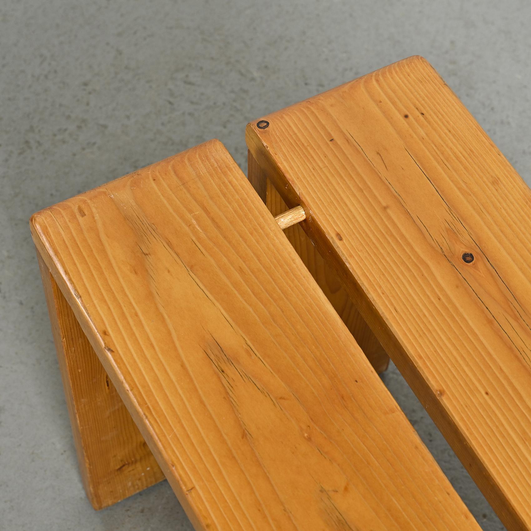 Hocker aus massivem Kiefernholz aus Les Arcs, Frankreich, um 1975 (20. Jahrhundert) im Angebot
