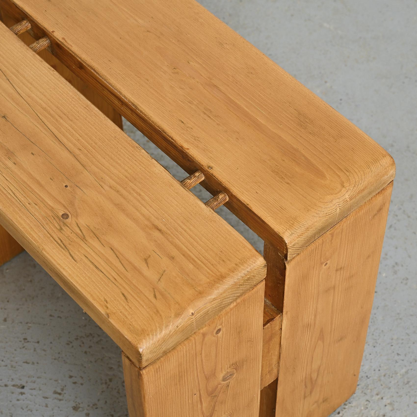 Hocker aus massivem Kiefernholz aus Les Arcs, Frankreich, um 1975 (20. Jahrhundert) im Angebot