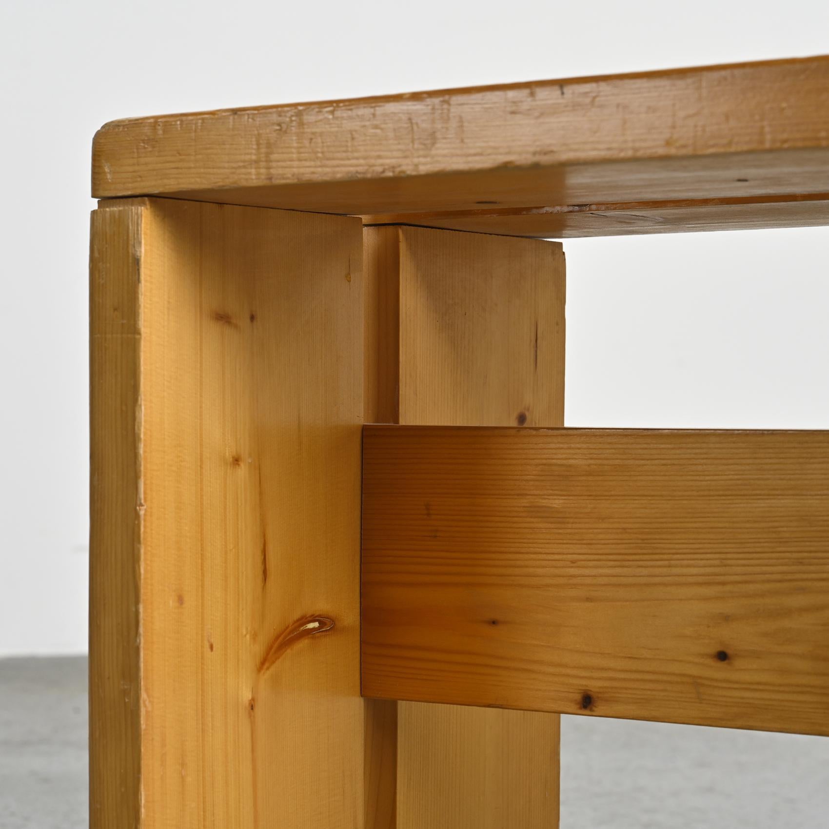 Hocker aus massivem Kiefernholz aus Les Arcs, Frankreich, um 1975 im Angebot 1