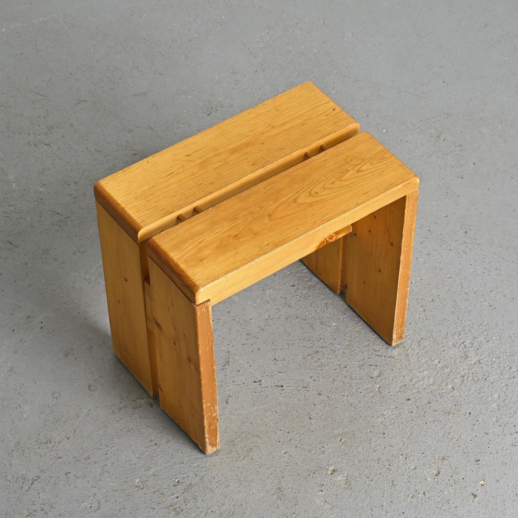 Hocker aus massivem Kiefernholz aus Les Arcs, Frankreich, um 1975 im Angebot 1