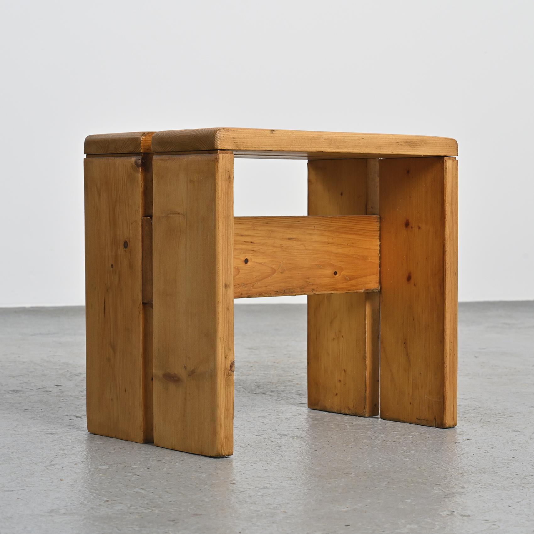 Hocker aus massivem Kiefernholz aus Les Arcs, Frankreich, um 1975 im Angebot 1