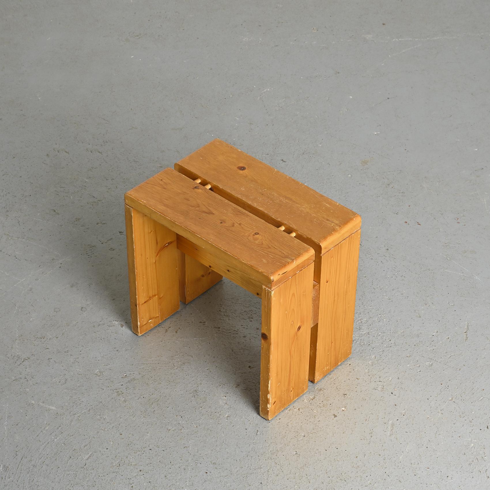 Hocker aus massivem Kiefernholz aus Les Arcs, Frankreich, um 1975 im Angebot 2
