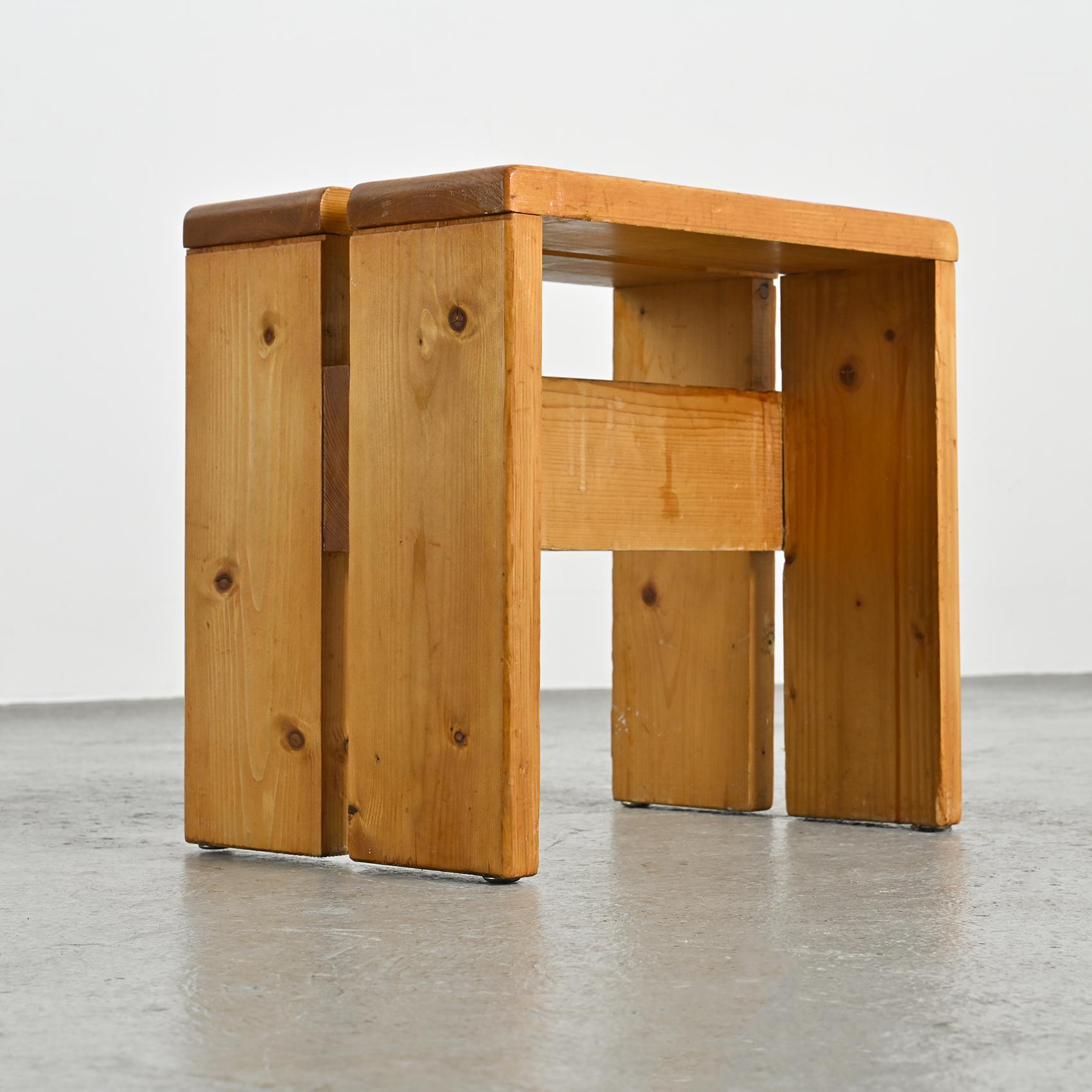 Hocker aus massivem Kiefernholz aus Les Arcs, Frankreich, um 1975 im Angebot 2