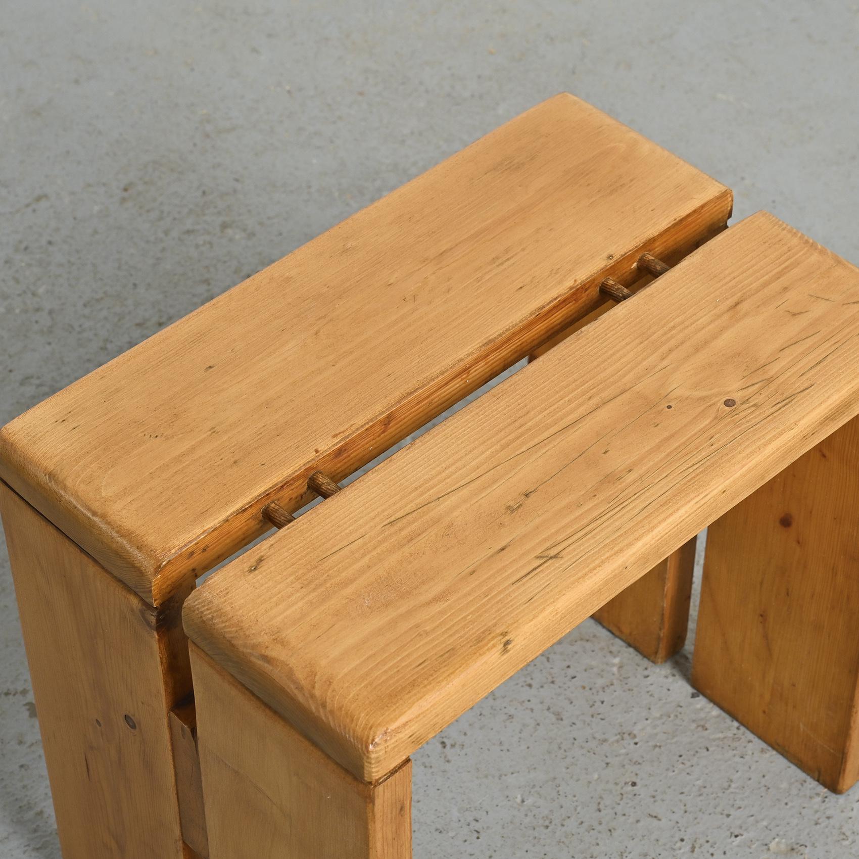 Hocker aus massivem Kiefernholz aus Les Arcs, Frankreich, um 1975 im Angebot 3