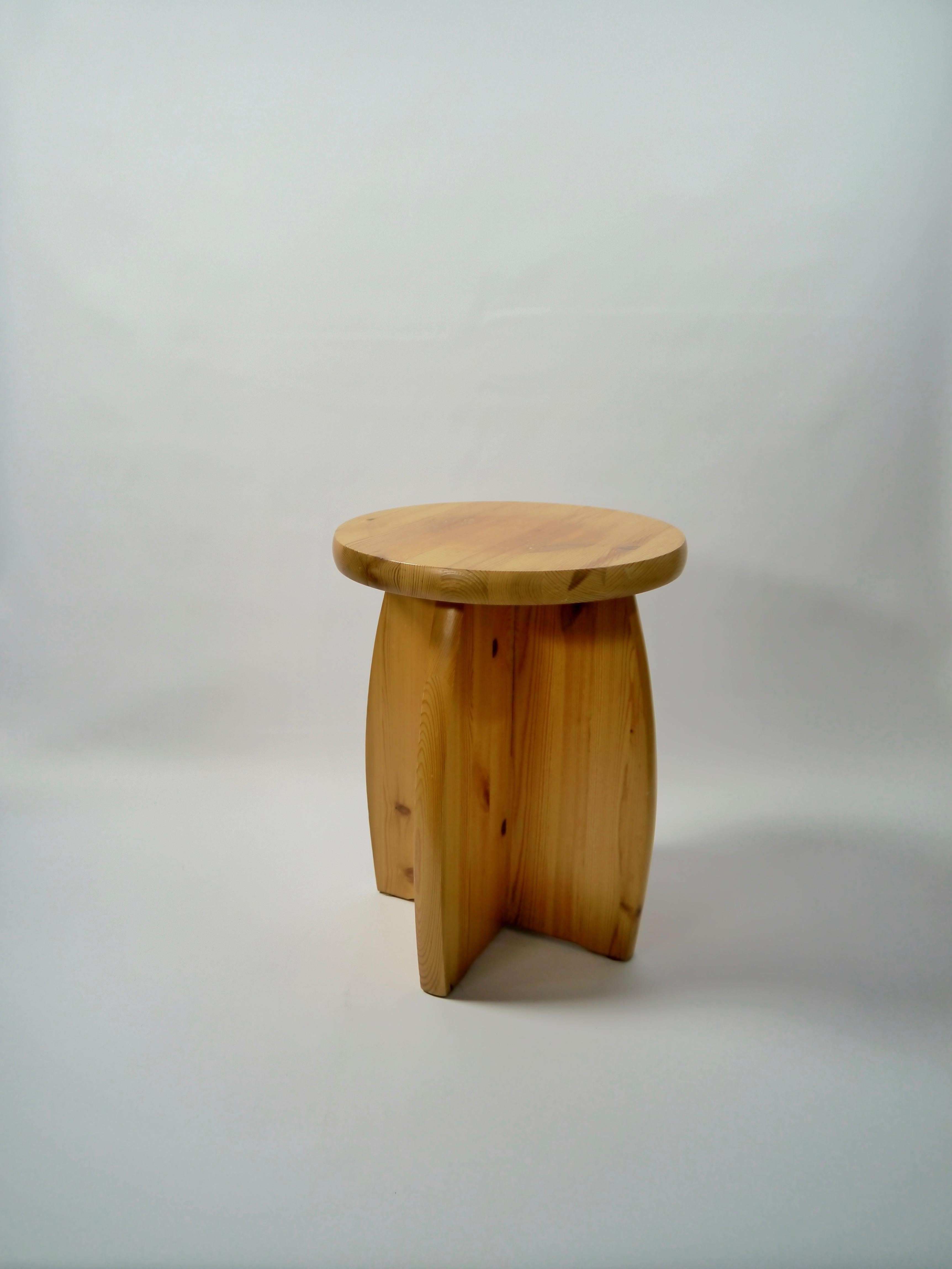 Solid pine stool manufactured in the 1970s. In the style of Roland Wilhelmsson, Gilbert Marklund, Yngve Ekström etc.