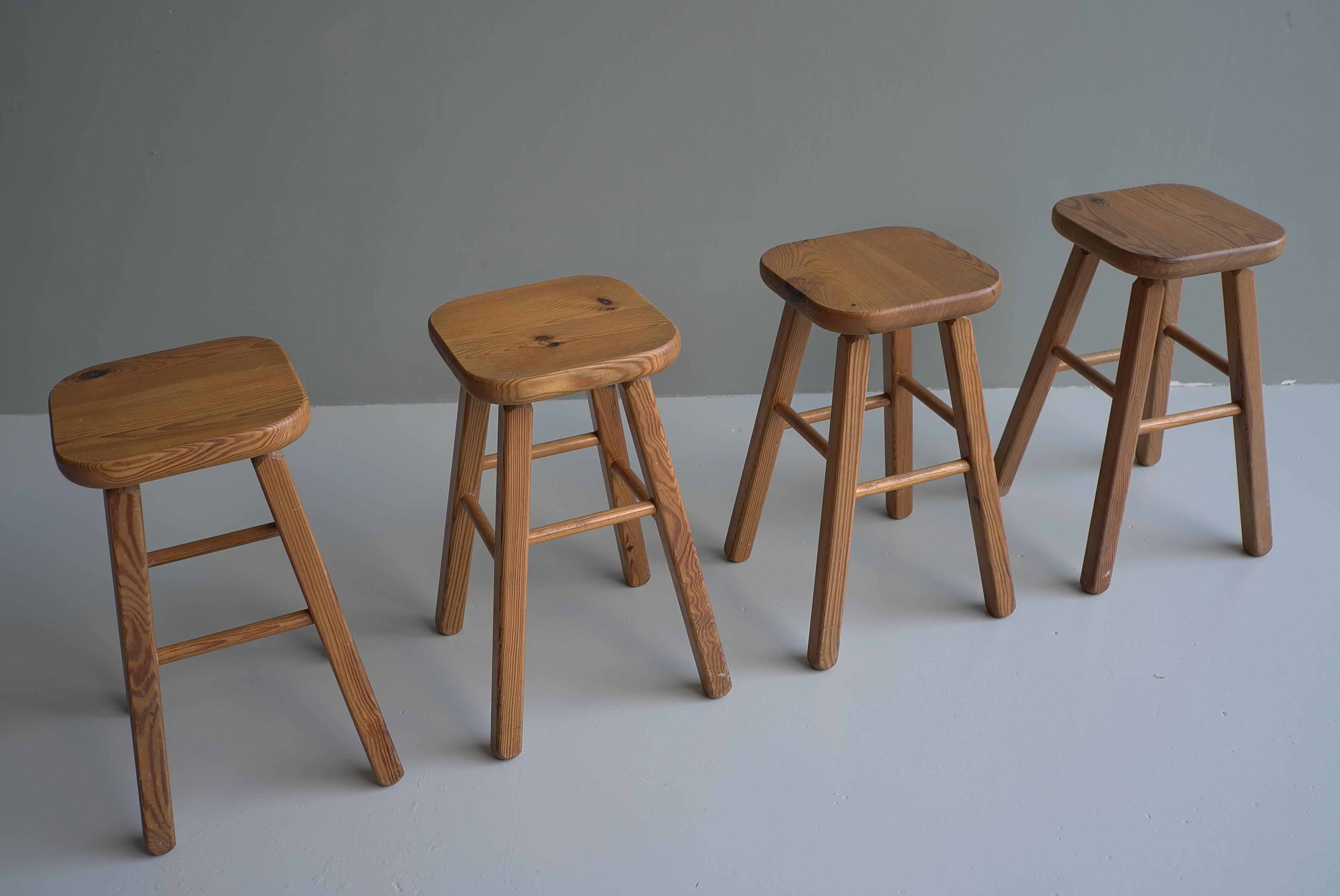 Solid Pine Stools in style of Charlotte Perriand, France 1960's In Good Condition For Sale In Den Haag, NL