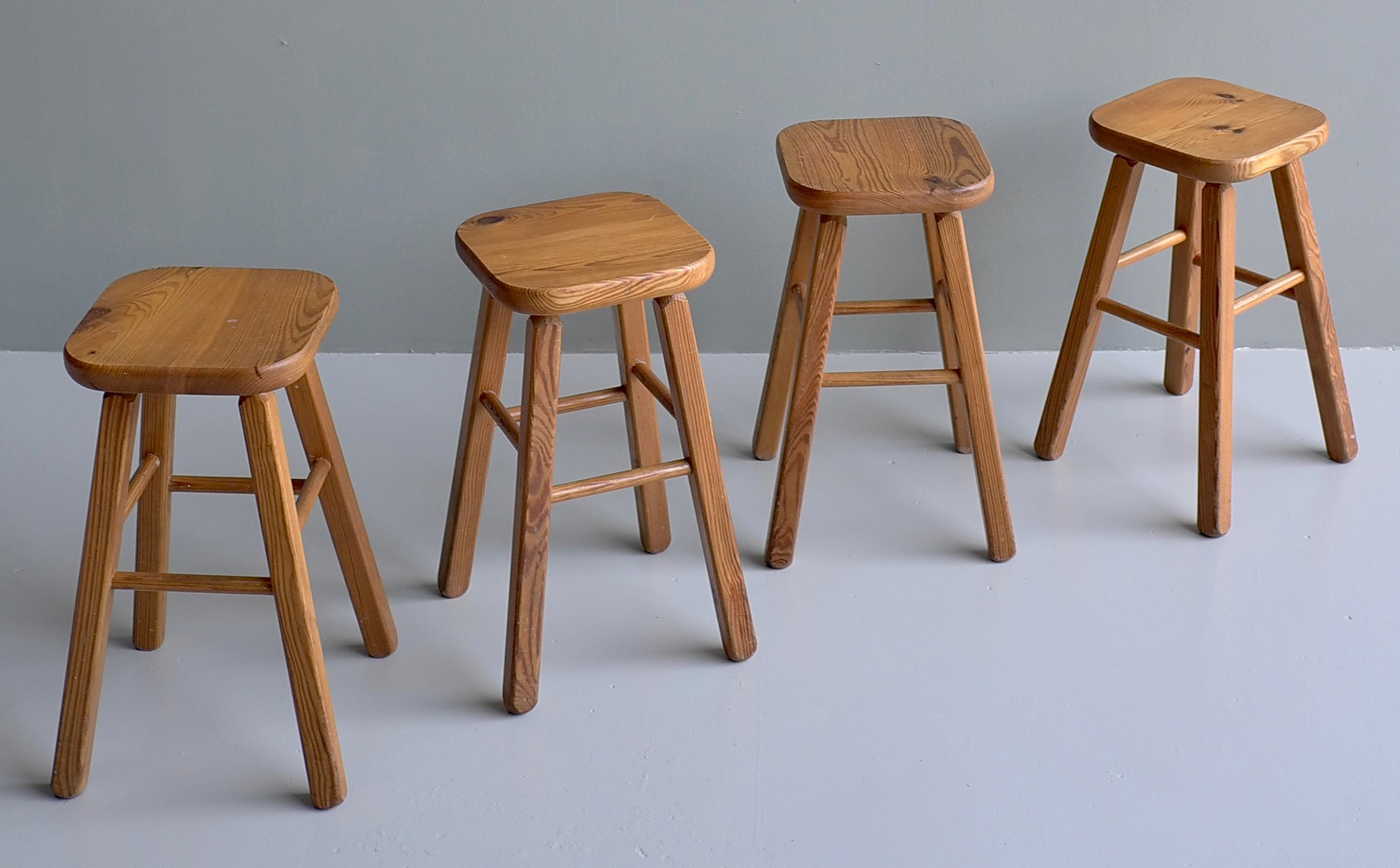 Tabourets en pin massif dans le style de Charlotte Perriand, France, années 1960 en vente 2