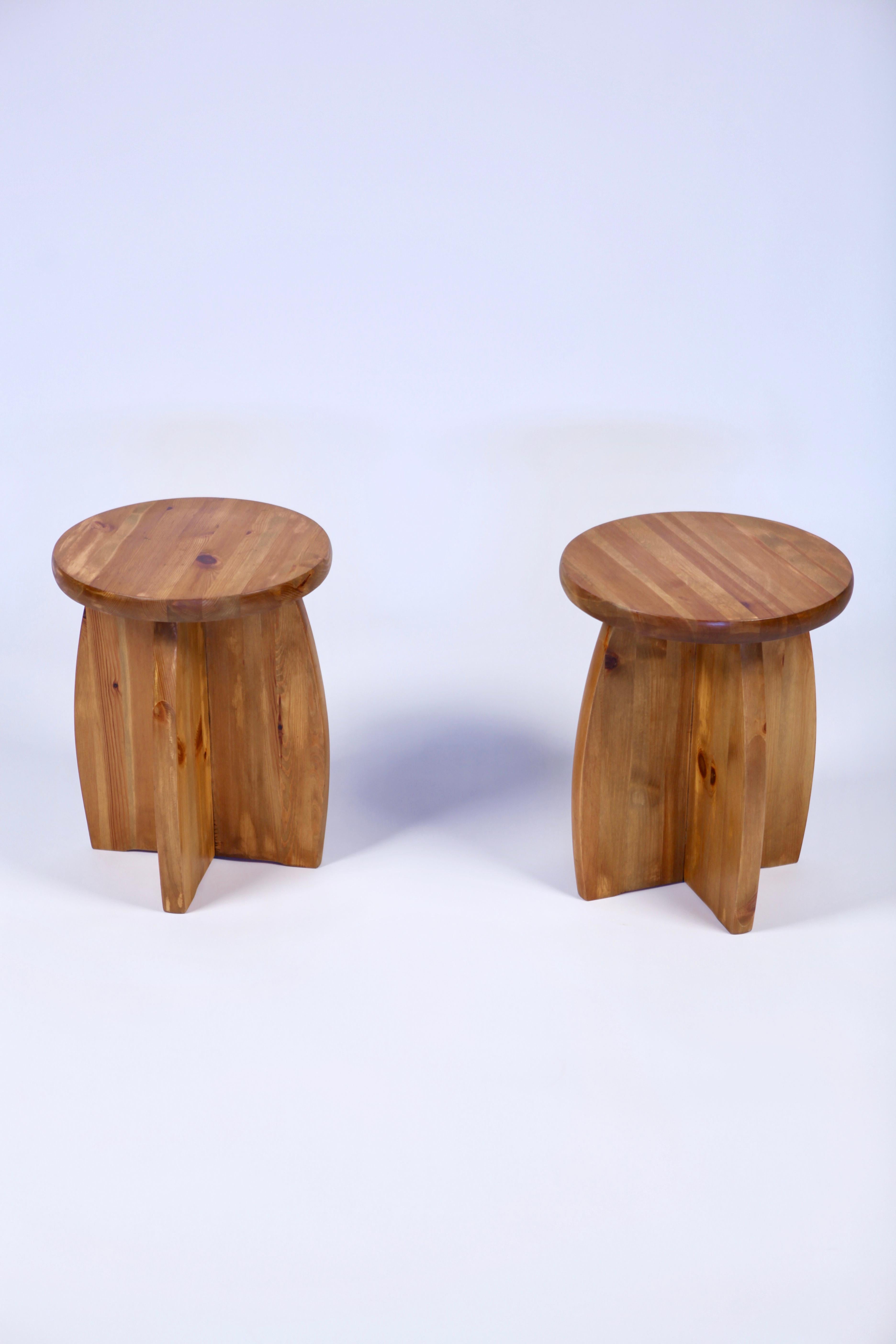 A nice pair of Scandinavian pine stools in the style of Axel Einar Hjorth.
Executed in Sweden in the 1950s. Good overall condition with small signs of usage.
     