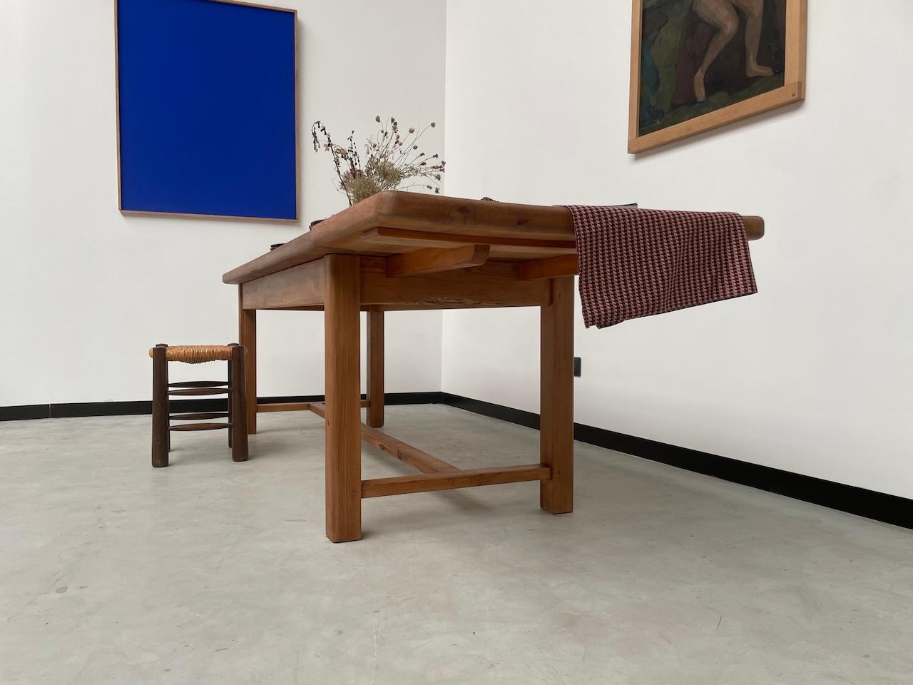 Table en pin massif avec sa rallonge, France 1950s en vente 3