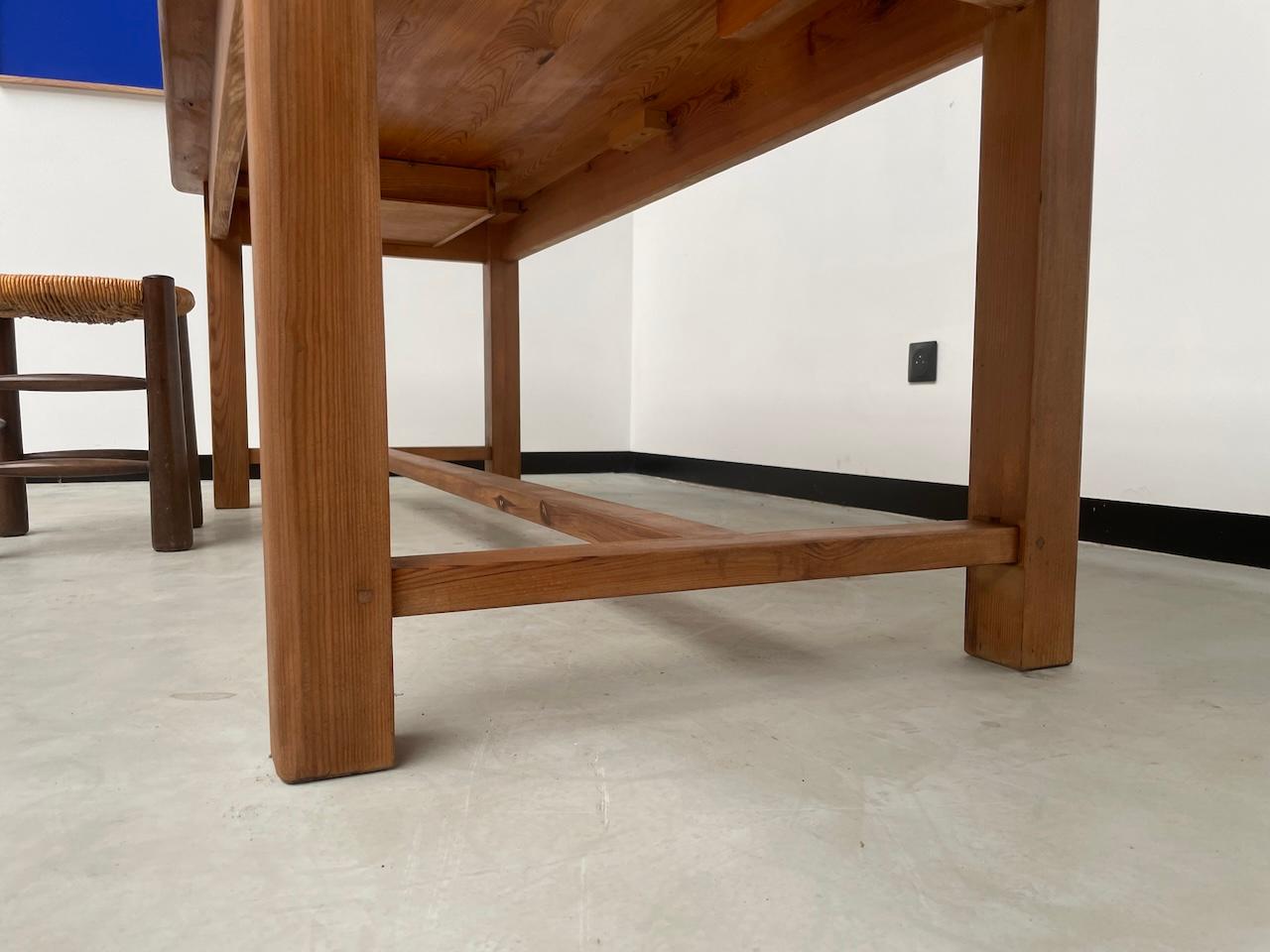 Table en pin massif avec sa rallonge, France 1950s en vente 7