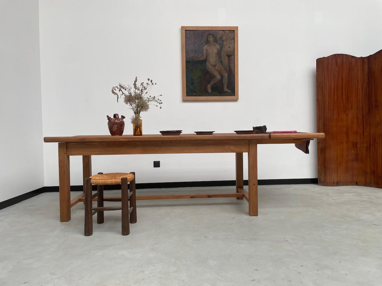 Provincial français Table en pin massif avec sa rallonge, France 1950s en vente