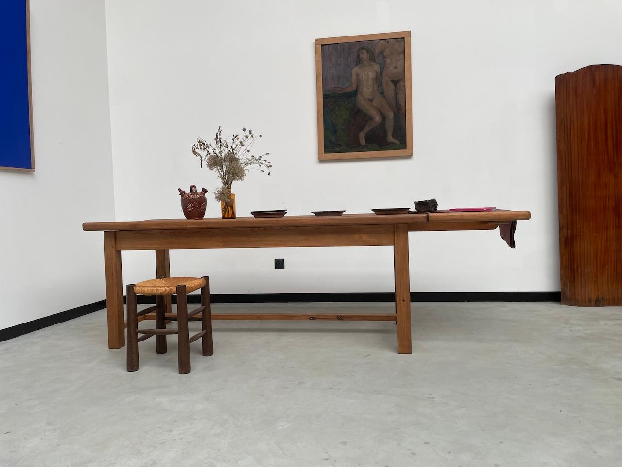 Français Table en pin massif avec sa rallonge, France 1950s en vente
