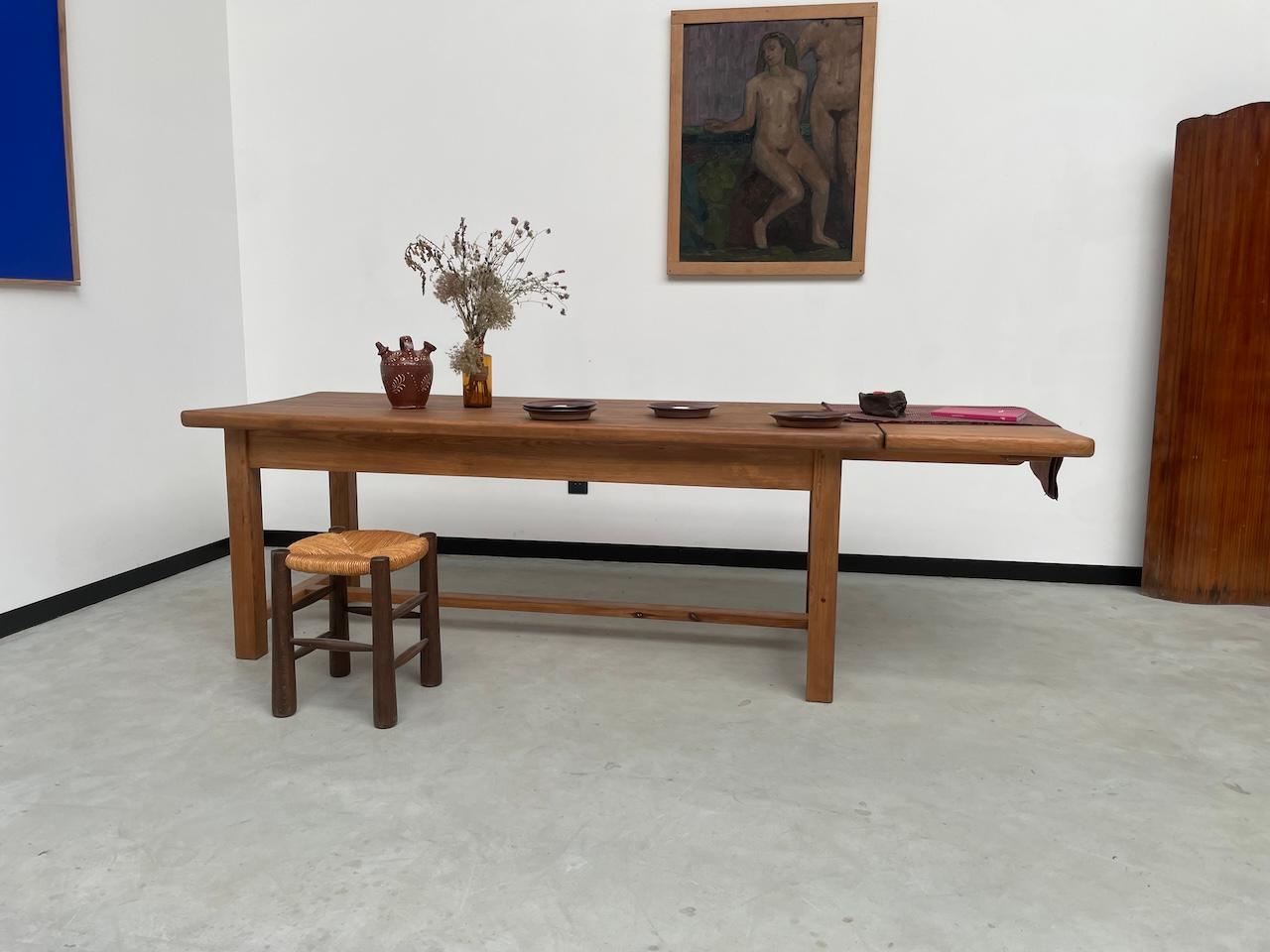 Table en pin massif avec sa rallonge, France 1950s Bon état - En vente à LYON, FR