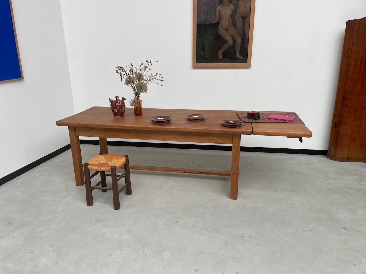 Milieu du XXe siècle Table en pin massif avec sa rallonge, France 1950s en vente