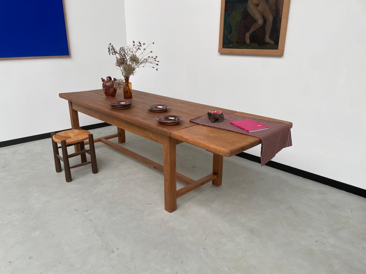 Table en pin massif avec sa rallonge, France 1950s en vente 1