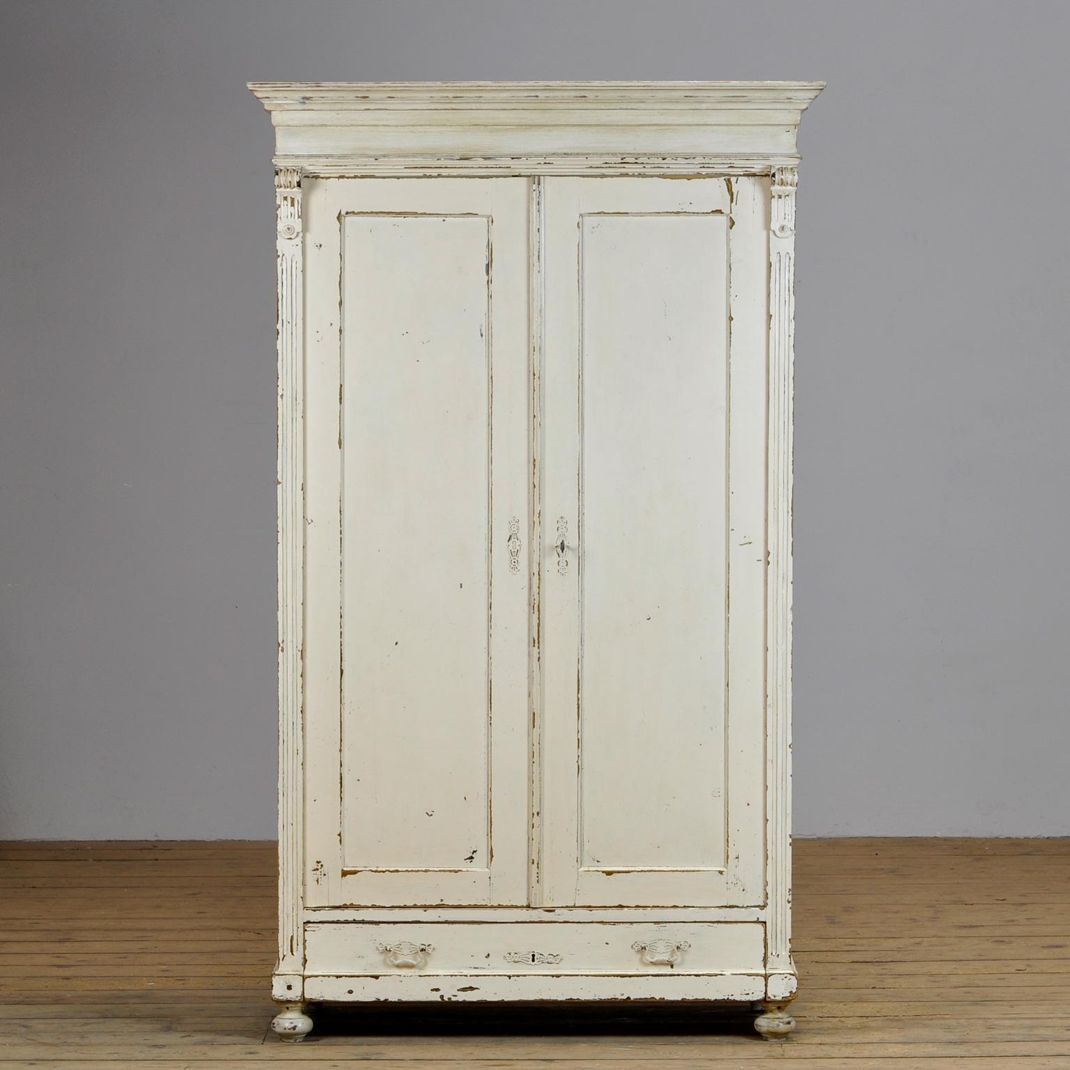This brocante cabinet comes from hungary, circa 1920. The cabinet is made of pine wood and has its original paint. The cabinet has three shelves. At the bottom a drawer. With well-functioning lock/key.