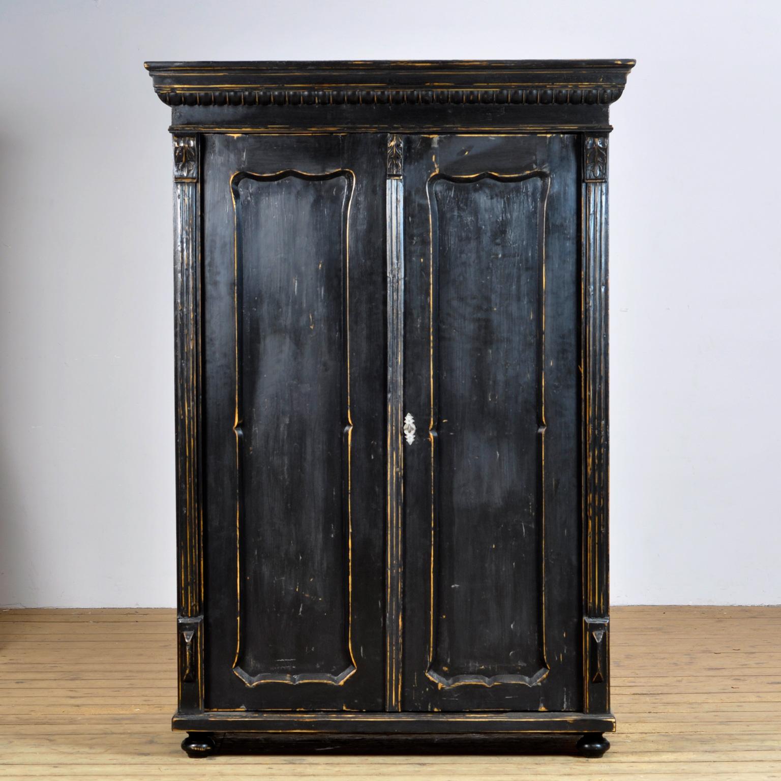 This brocante cabinet comes from France circa 1920. The cabinet is made of pine wood and has its origanal paint. The cabinet has three shelves and a bar to hang clothes. (The shelves can be taken out) . With well-functioning lock/key.