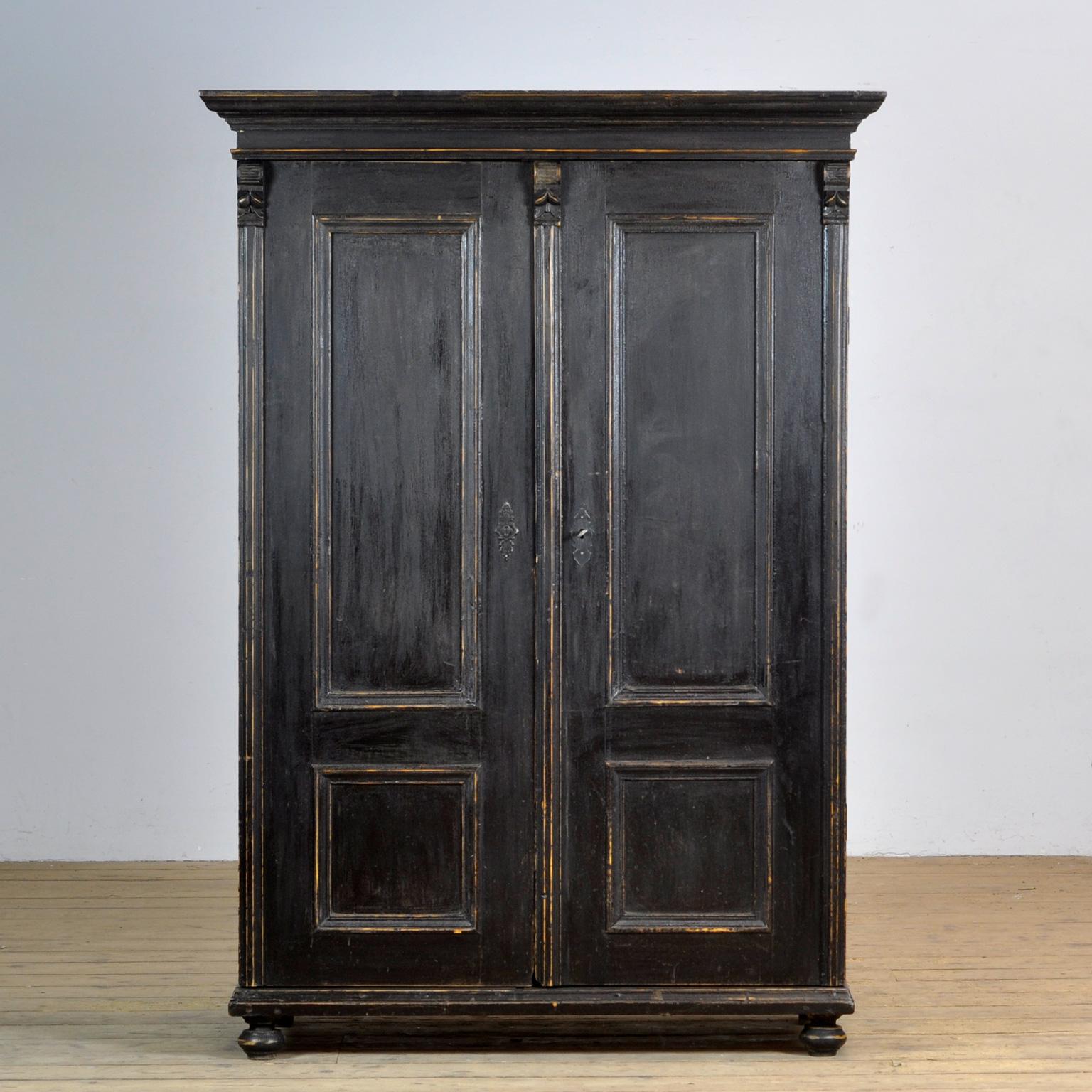 Pine wardrobe from circa 1920 with the original paint. With paneled doors and columns on the sides and center. Inside 1 shelf and clothes hooks. Original hinges and locks.
Crest dimensions (w x d): 123 x 58 cm 